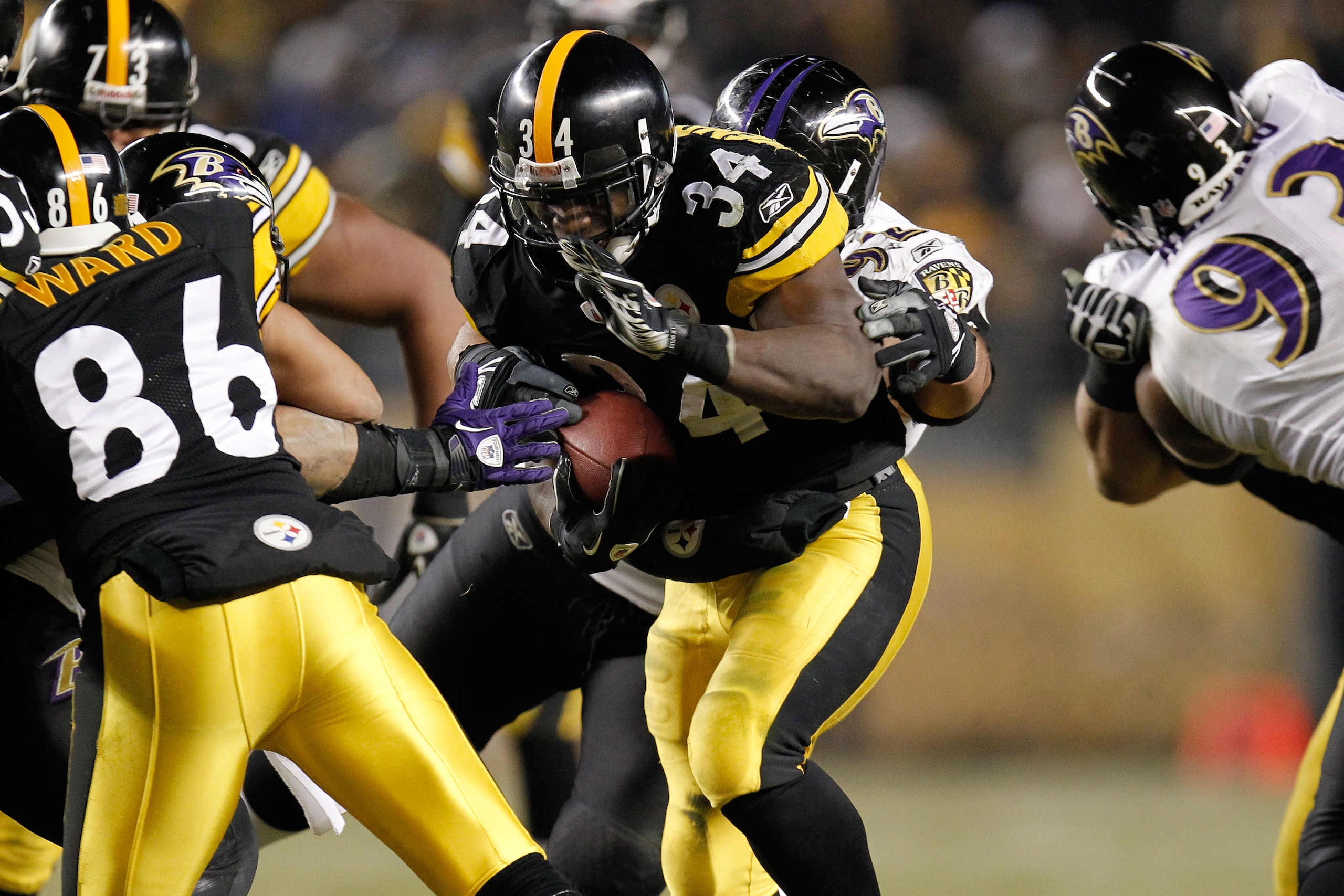 PITTSBURGH, PA - JANUARY 15:  Running back Rashard Mendenhall #34 of the Pittsburgh Steelers rushes against the Baltimore Ravens during the AFC Divisional Playoff Game at Heinz Field on January 15, 2011 in Pittsburgh, Pennsylvania.  (Photo by Gregory Sham