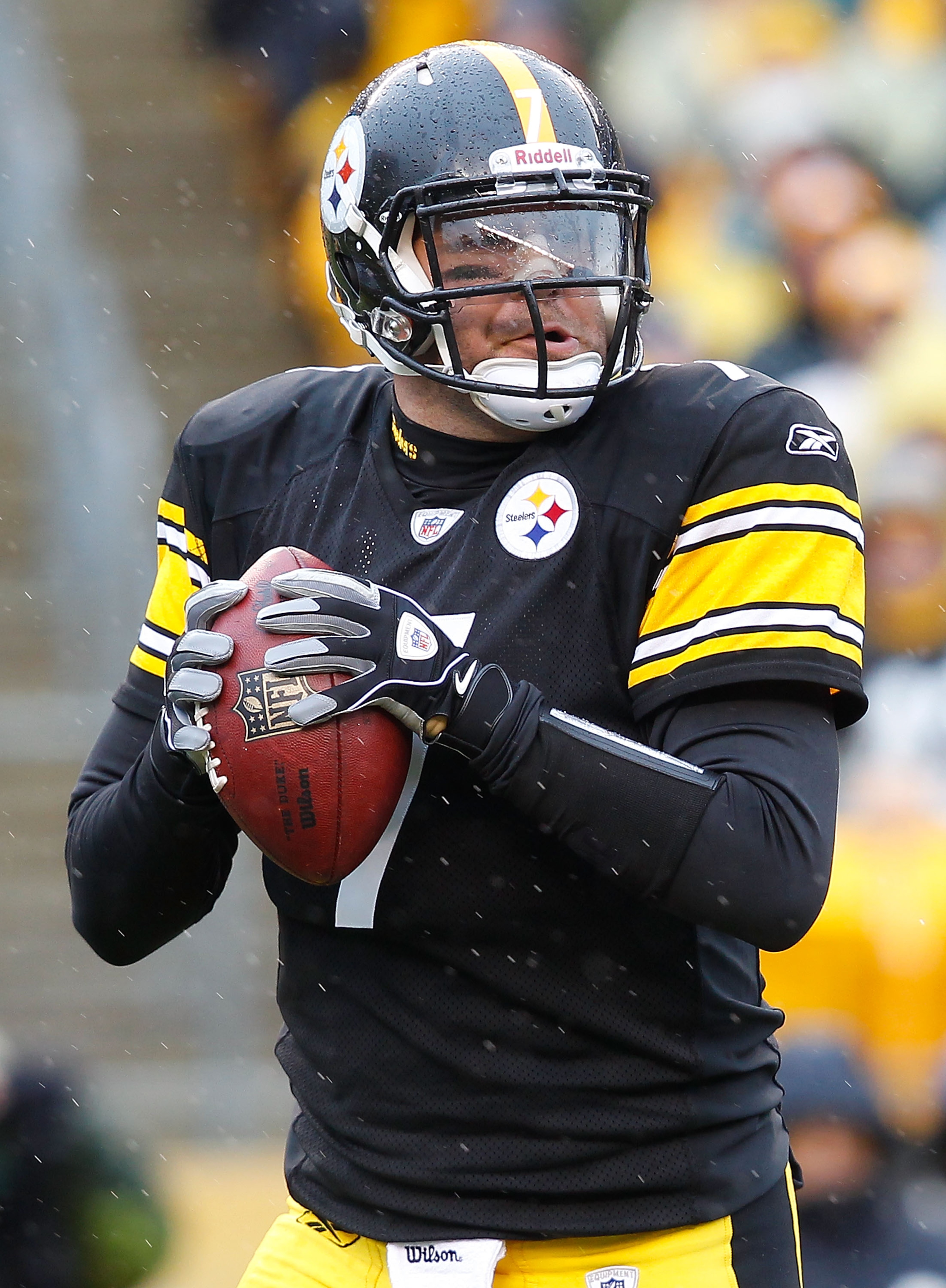 PITTSBURGH - DECEMBER 12:  Ben Roethlisberger #7 of the Pittsburgh Steelers drops back to pass against the Cincinnati Bengals during the game on December 12, 2010 at Heinz Field in Pittsburgh, Pennsylvania.  (Photo by Jared Wickerham/Getty Images)