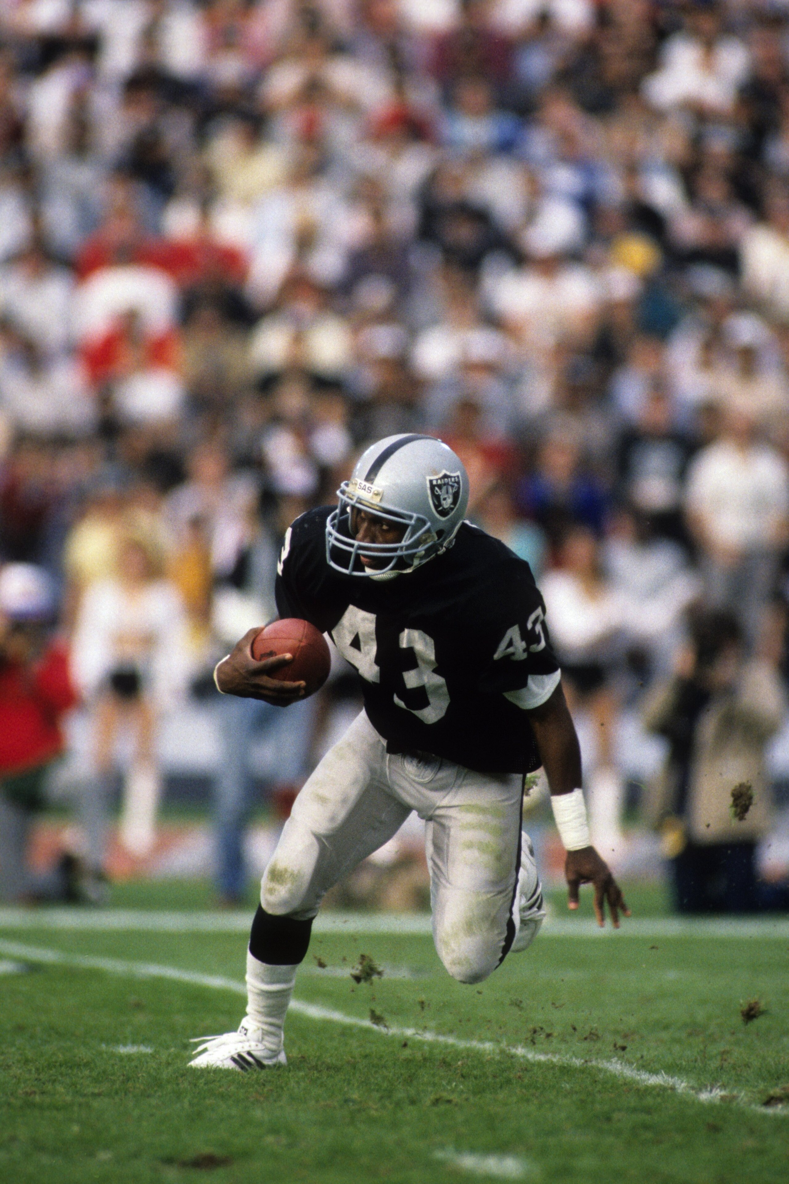 LOS ANGELES - JANUARY 5:  Cornerback Sam Seale #43 of the Los Angeles Raiders runs up field with the ball during the 1985 AFC Divisional Playoff game against the New England Patriots at the Los Angeles Memorial Coliseum on January 5, 1986 in Los Angeles,