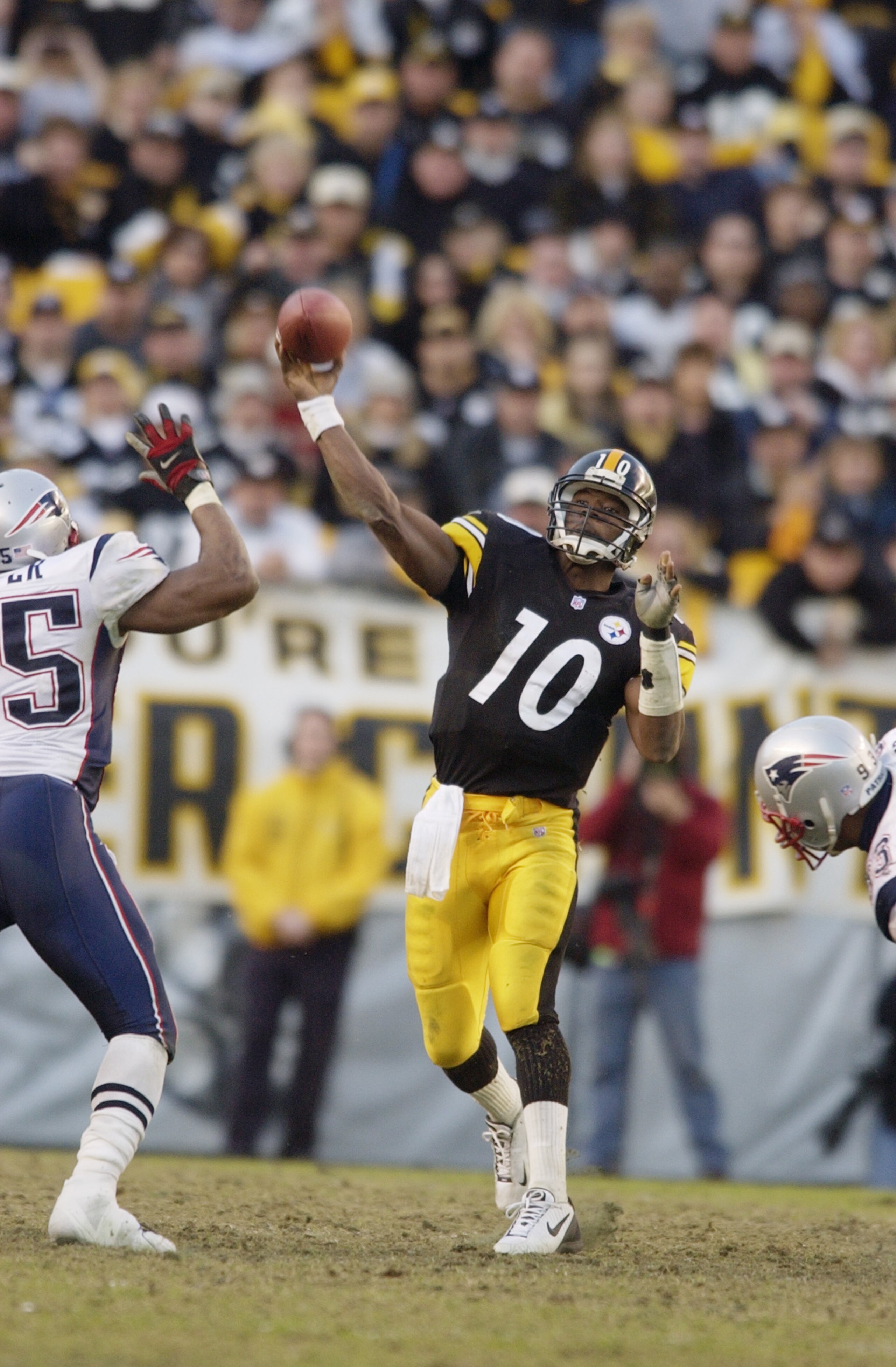 27 Jan 2002 : Quarterback Kordell Stewart #10 of the Pittsburgh Steelers throws a pass during the AFC Championship Game against the New England Patriots at Heinz Field in Pittsburgh, Pennsylvania. The Patriots won 24-17. DIGITAL IMAGE. Mandatory Credit: E