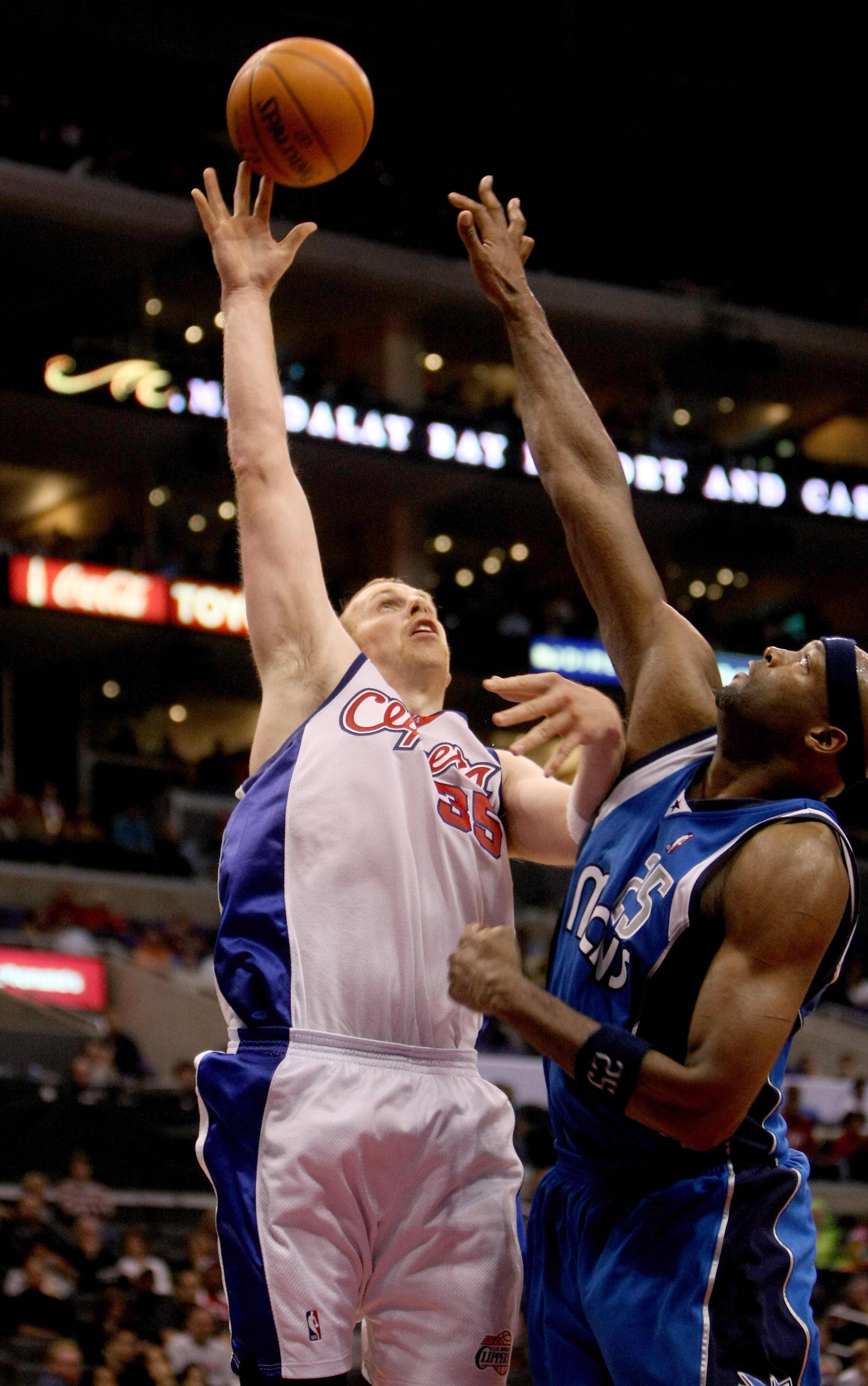 LOS ANGELES - OCTOBER 31:  Chris Kaman #35 of the Los Angeles Clippers shoots over Erick Dampier #25 of the Dallas Mavericks on October 31, 2009 at Staples Center in Los Angeles, California. Dallas won 93-84.   NOTE TO USER: User expressly acknowledges an