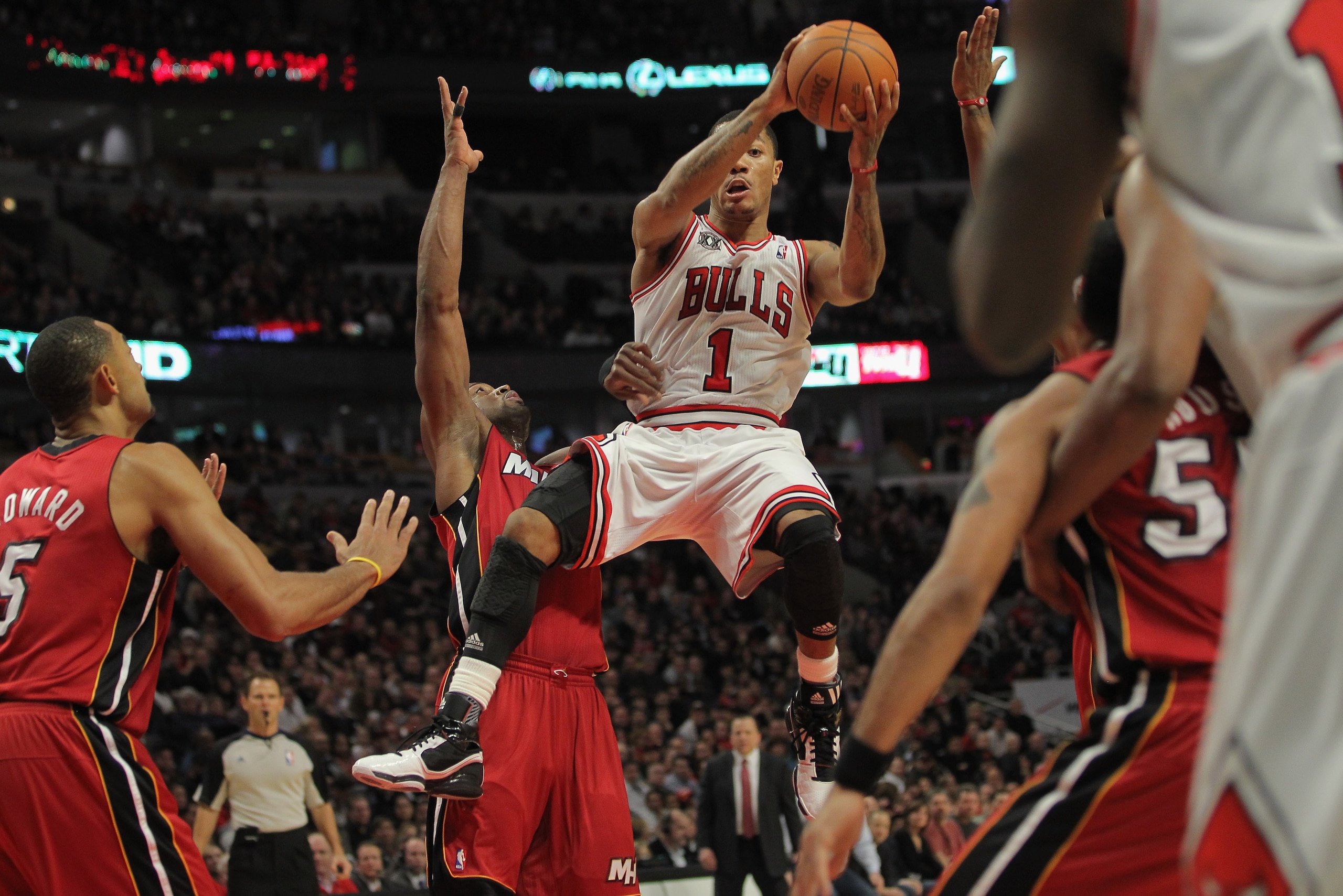 CHICAGO, IL - JANUARY 15: Derrick Rose #1 of the Chicago Bulls drives with the ball against the Miami Heat at the United Center on January 15, 2011 in Chicago, Illinois. NOTE TO USER: User expressly acknowledges and agrees that, by downloading and or usi CHICAGO, IL - JANUARY 15: Derrick Rose #1 of the Chicago Bulls drives with the ball against the Miami Heat at the United Center on January 15, 2011 in Chicago, Illinois. NOTE TO USER: User expressly acknowledges and agrees that, by downloading and or usi
