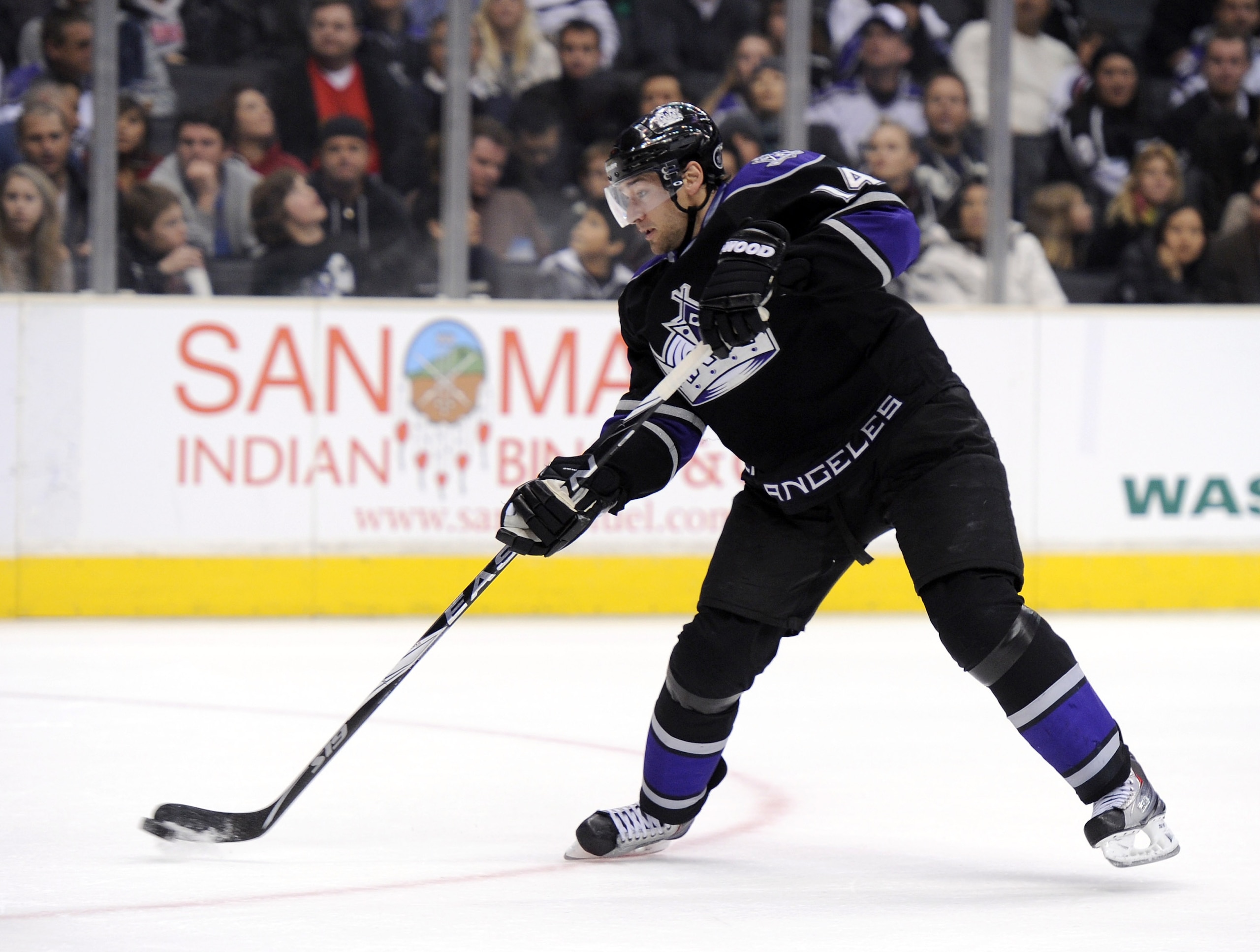 LOS ANGELES, CA - JANUARY 08:  Justin Williams #14 of the Los Angeles Kings shoots the puck against the Columbus Blue Jackets at the Staples Center on January 8, 2011 in Los Angeles, California.  (Photo by Harry How/Getty Images)