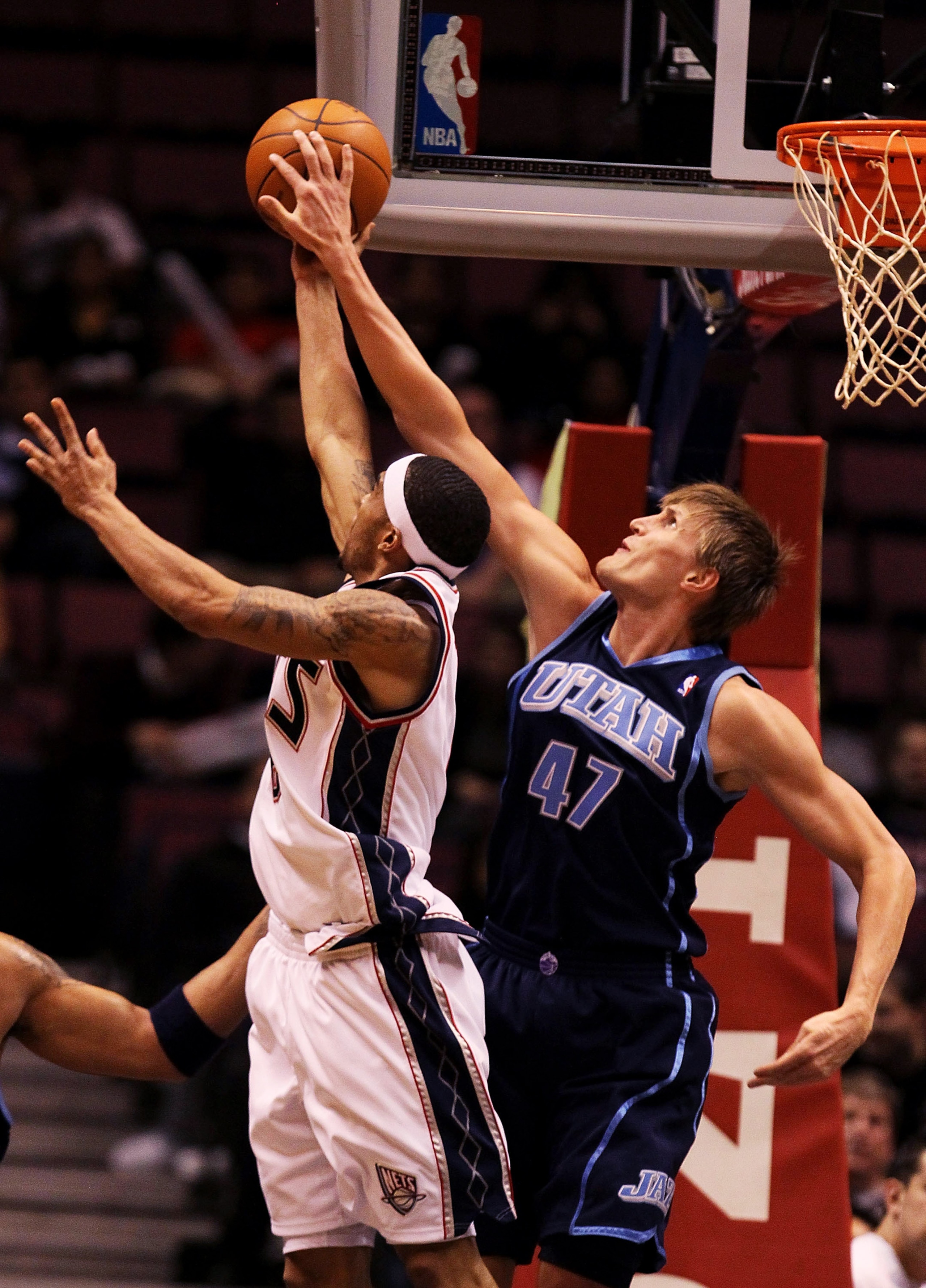 EAST RUTHERFORD, NJ - DECEMBER 16:  Courtney Lee #6 of the New Jersey Nets shoots against Andrei Kirilenko #47 of the Utah Jazz during their game on December 16, 2009 at the IZOD Center in East Rutherford, New Jersey.  NOTE TO USER: User expressly acknowl