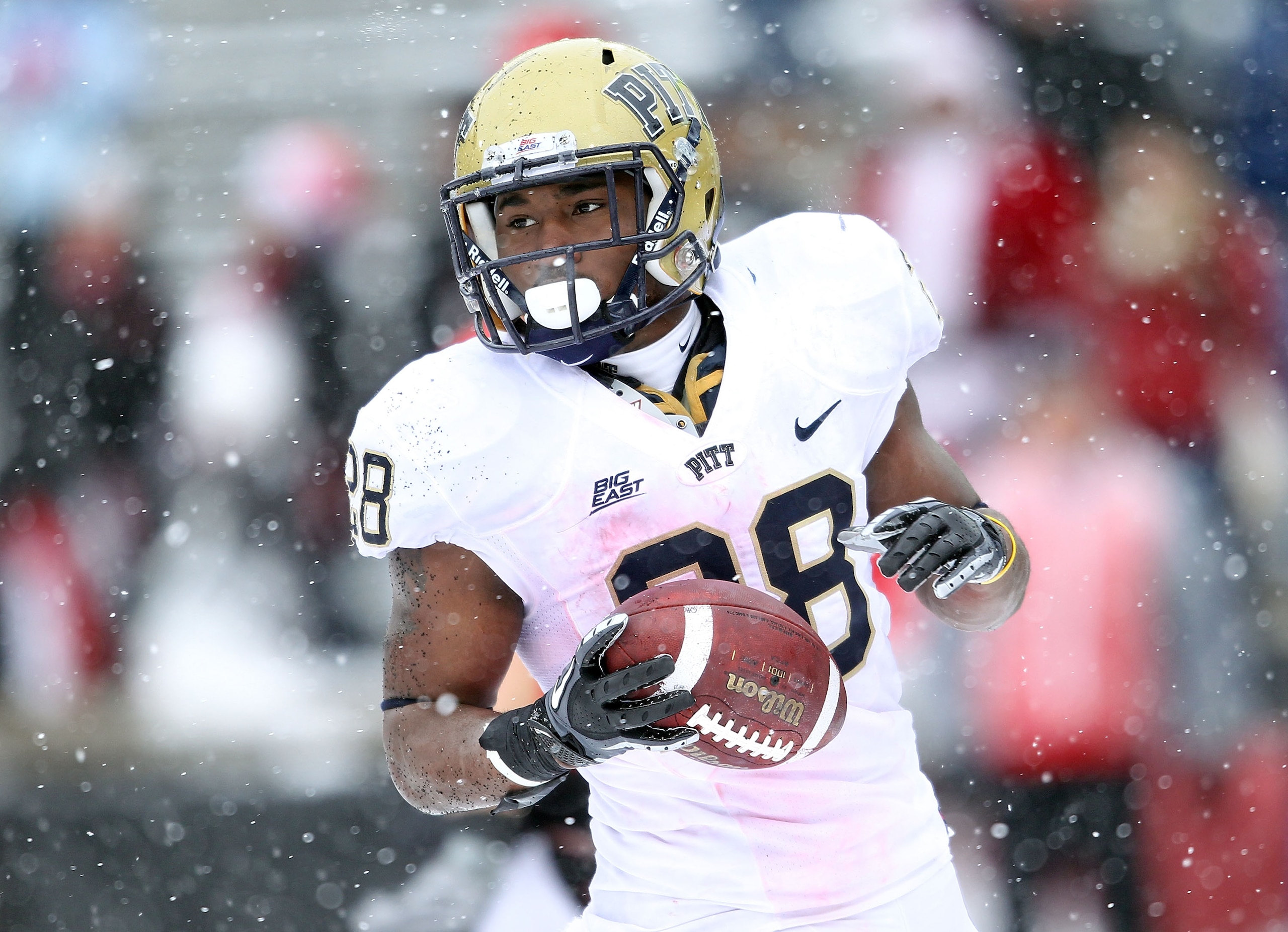 CINCINNATI, OH - DECEMBER 04:  Dion Lewis #28 of the Pittsburgh Panthers runs for a touchdown during the Big East Conference game against the Cincinnati Bearcats at Nippert Stadium on December 4, 2010 in Cincinnati, Ohio.  Pittsburgh won 28-10.(Photo by A