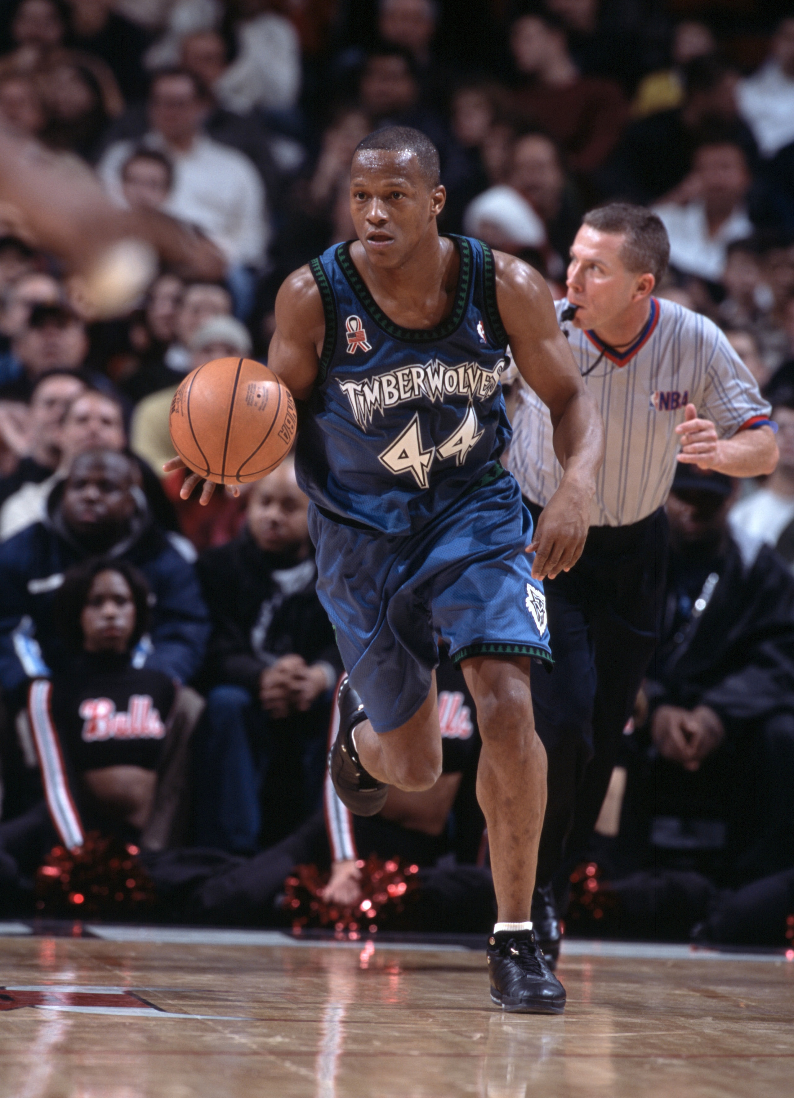 22 Dec 2001:  Guard Anthony Peeler #44 of the Minnesota Timberwolves dribbles the ball during the NBA game against the Chicago Bulls at the United Center in Chicago, Illinois.  The  Timberwolves defeated the Bulls 95-74.Mandatory Credit: Jonathan Daniel /