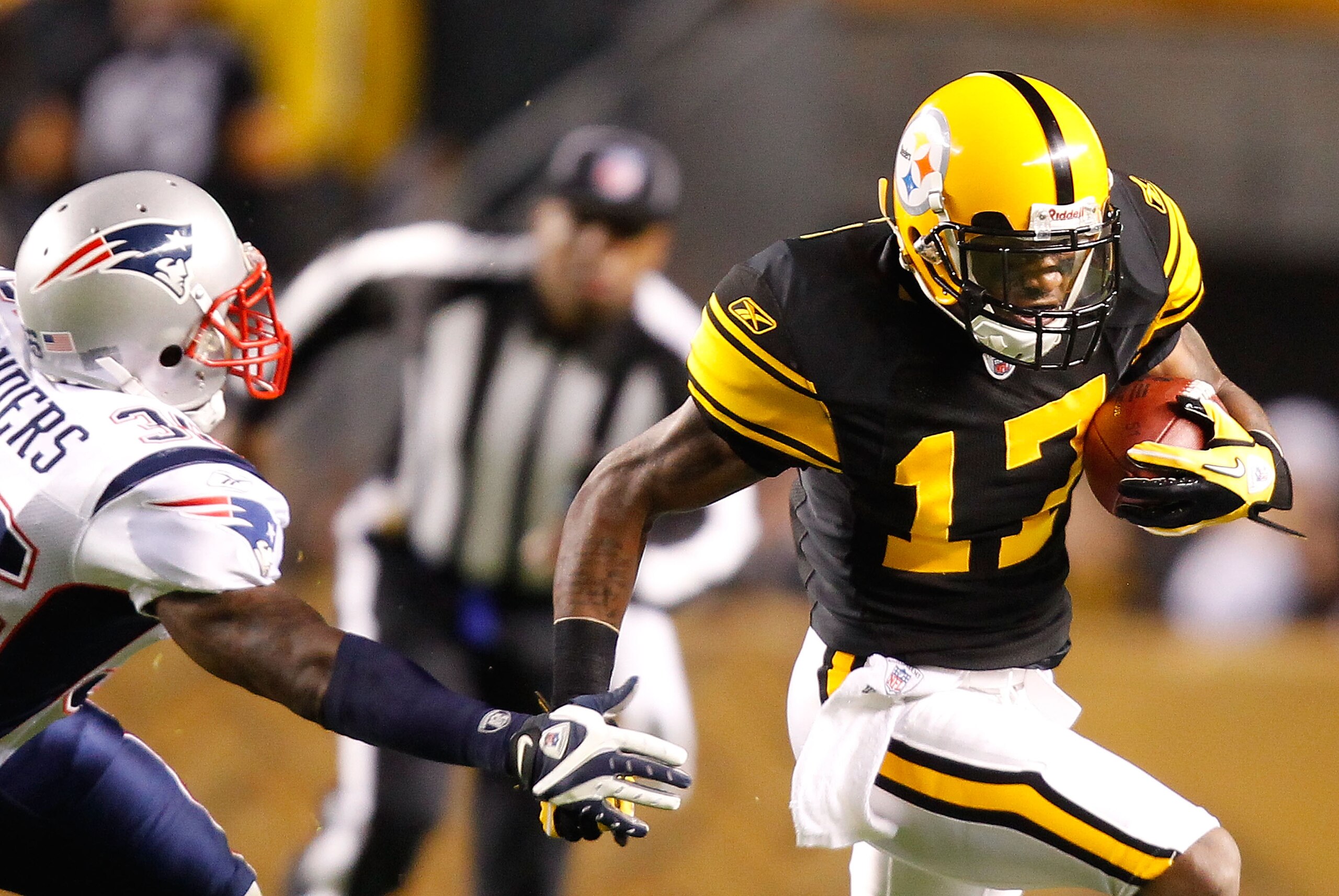 PITTSBURGH, PA - NOVEMBER 14:  Mike Wallace #17 of the Pittsburgh Steelers attempst to run through the New England Patriots defense during the game on November 14, 2010 at Heinz Field in Pittsburgh, Pennsylvania.  (Photo by Jared Wickerham/Getty Images)