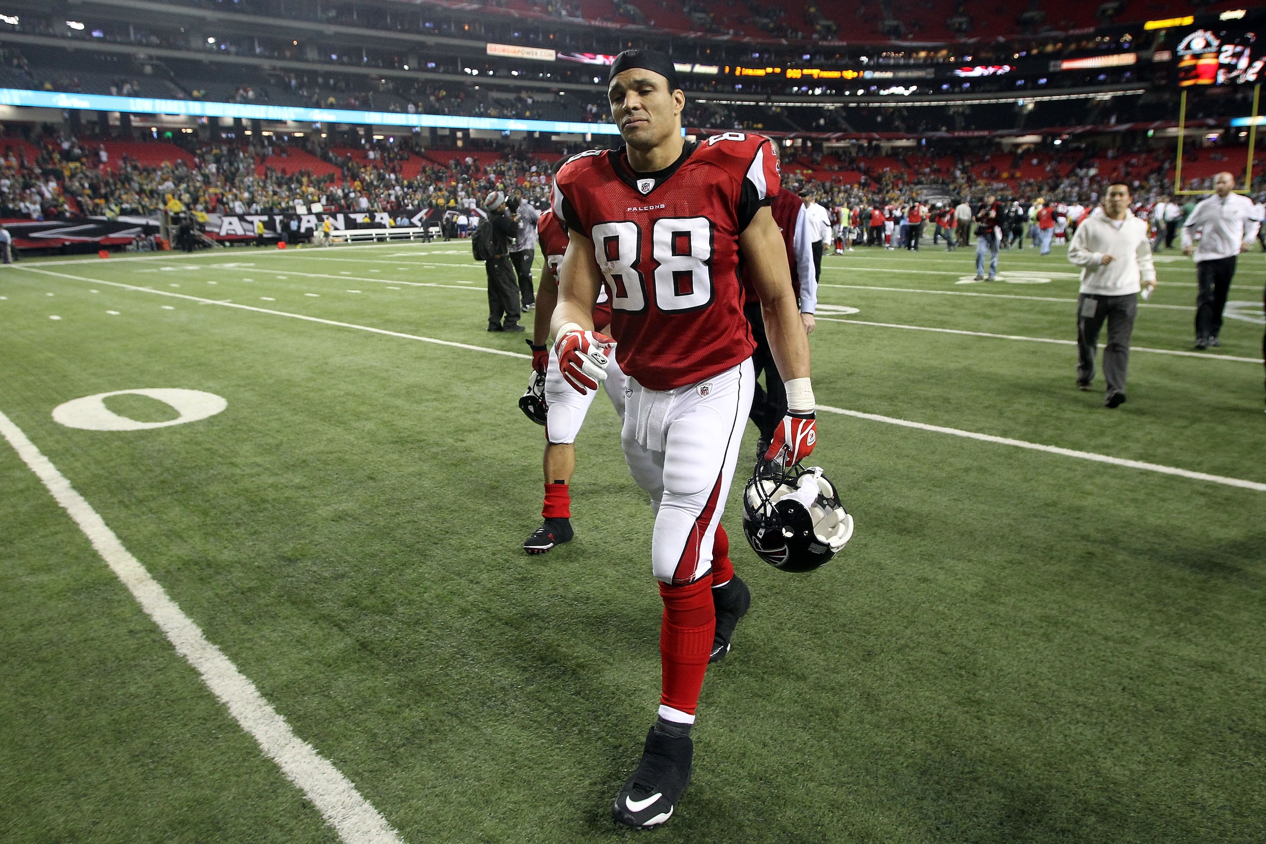 ATLANTA, GA - JANUARY 15:  Tony Gonzalez #88 of the Atlanta Falcons walks ooff the field dejected after they lost 48-21 against the Green Bay Packers during their 2011 NFC divisional playoff game at Georgia Dome on January 15, 2011 in Atlanta, Georgia.  (