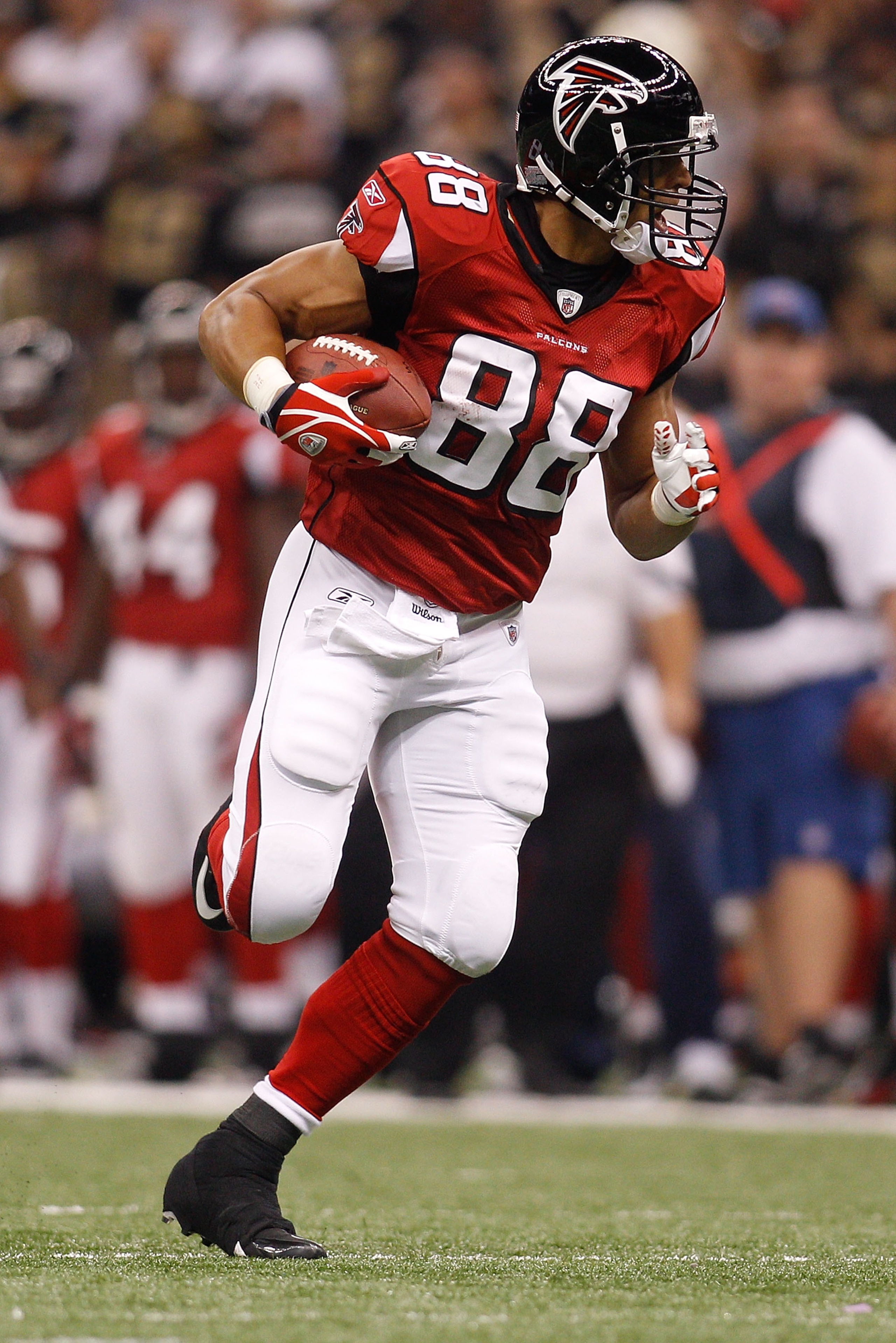 NEW ORLEANS - SEPTEMBER 26:  Tony Gonzalez #88 of the Atlanta Falcons in action against the New Orleans Saints at the Louisiana Superdome on September 26, 2010 in New Orleans, Louisiana.  The Falcons defeated the Saints 27-24.  (Photo by Chris Graythen/Ge
