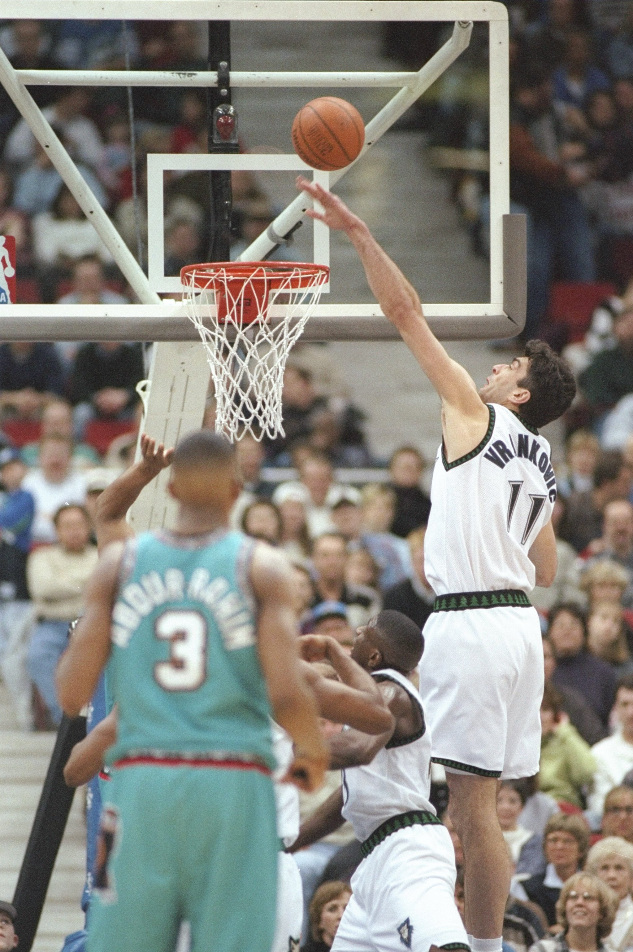 6 Feb 1997:  Stojko Vrankovic of the of the Minnesota Timberwolves shoots the ball as guard Shareef Abdur-Rahim of the Vancouver Grizzlies watches during a game at the Target Center in Minneapolis, Minnesota.  The Timberwolves won the game 103-86. Mandato