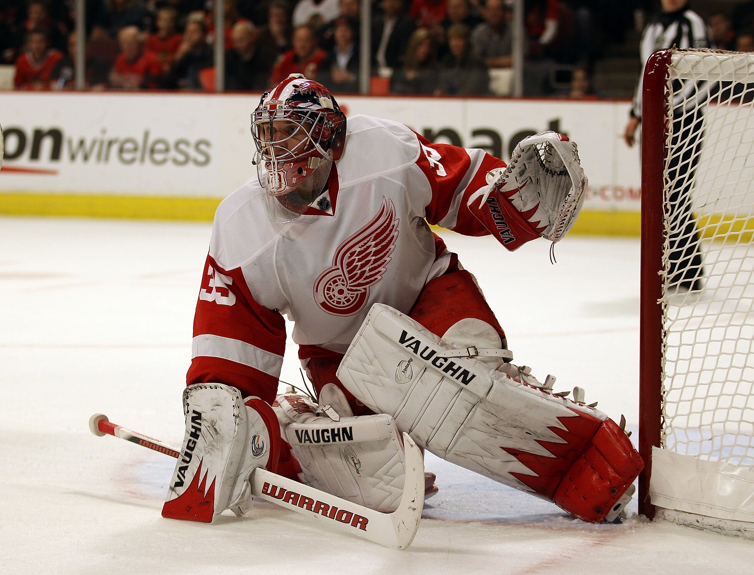 CHICAGO, IL - DECEMBER 17: Jimmy Howard #35 of the Detroit Red Wings keeps his eyes on the action against the Chicago Blackhawks at the United Center on December 17, 2010 in Chicago, Illinois. The Blackhawks defeated the Red Wings 4-1. (Photo by Jonathan