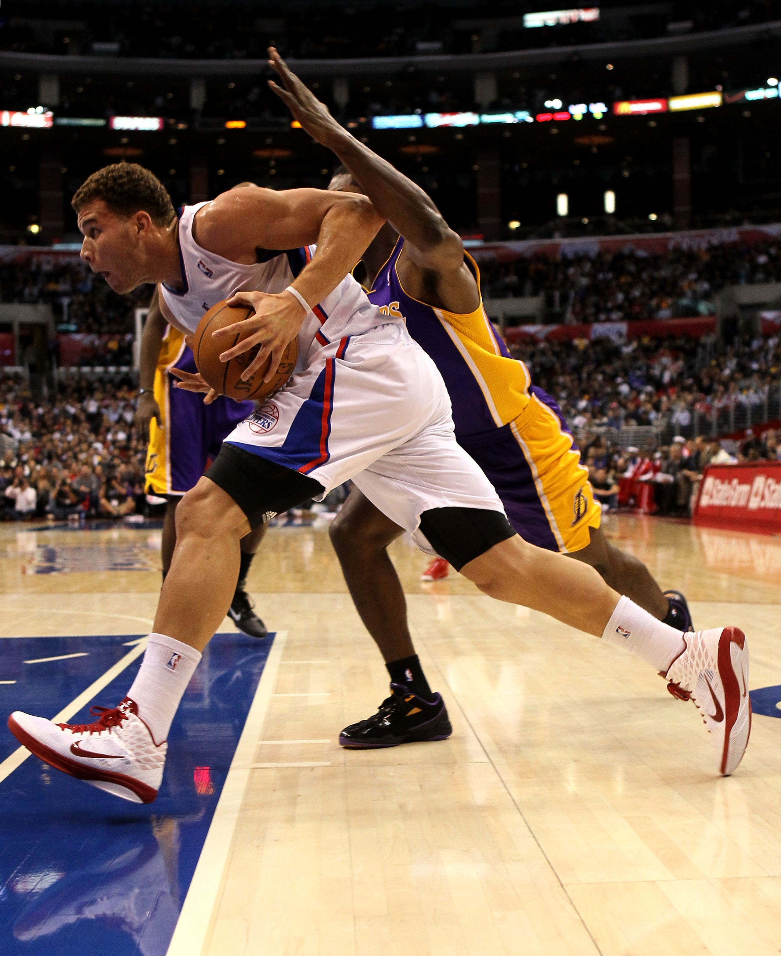 LOS ANGELES, CA - DECEMBER 08:  Blake Griffin #32 of the Los Angeles Clippers drives against the Los Angeles Lakers at Staples Center on December 8, 2010 in Los Angeles, California. The Lakers won 87-86.  NOTE TO USER: User expressly acknowledges and agre