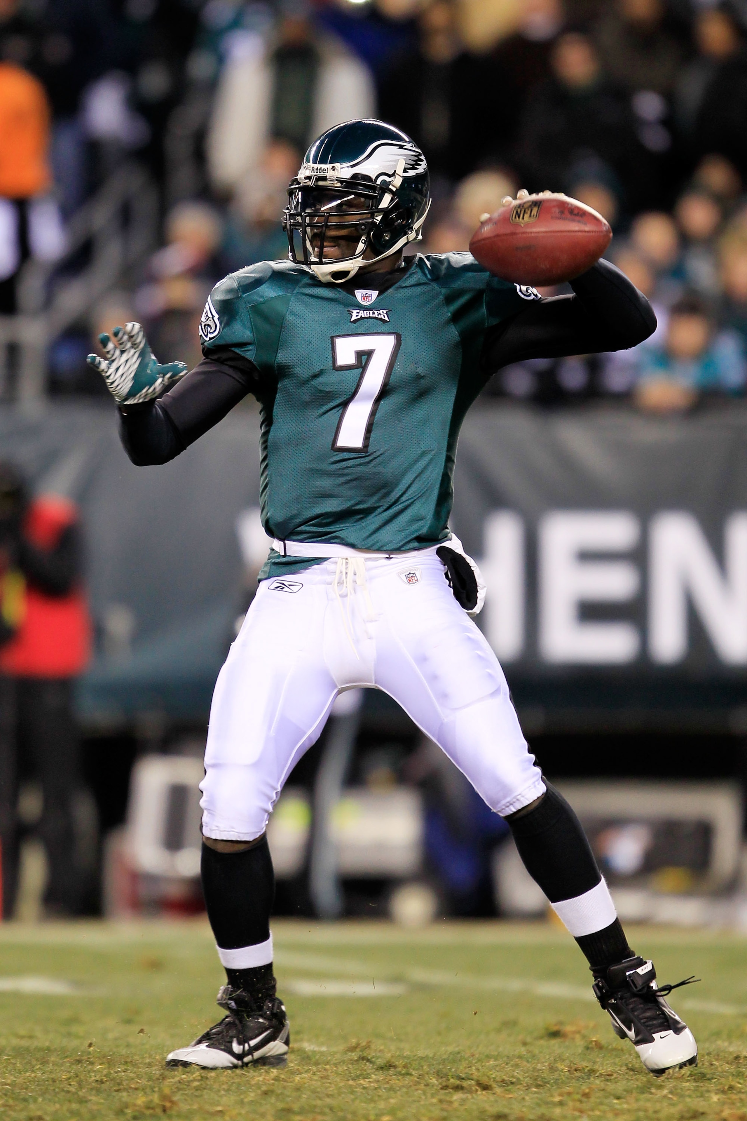 PHILADELPHIA, PA - JANUARY 09: Michael Vick #7 of the Philadelphia Eagles drops back against the Green Bay Packers during the 2011 NFC wild card playoff game at Lincoln Financial Field on January 9, 2011 in Philadelphia, Pennsylvania. (Photo by Chris Tr PHILADELPHIA, PA - JANUARY 09: Michael Vick #7 of the Philadelphia Eagles drops back against the Green Bay Packers during the 2011 NFC wild card playoff game at Lincoln Financial Field on January 9, 2011 in Philadelphia, Pennsylvania. (Photo by Chris Tr