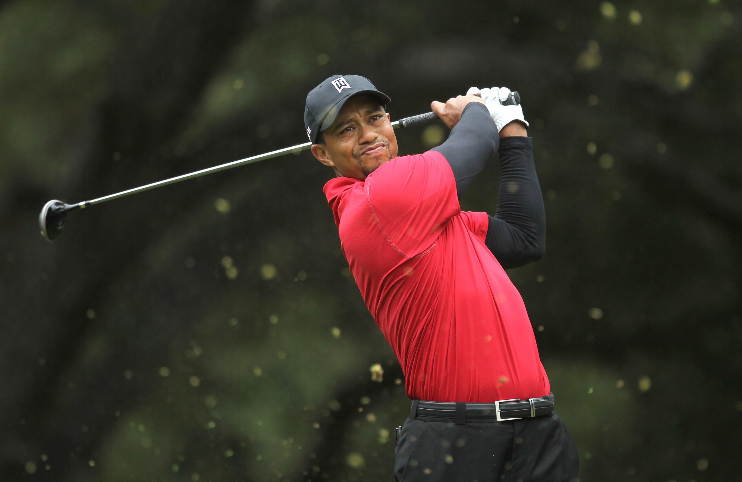 THOUSAND OAKS, CA - DECEMBER 5: Tiger Woods hits his tee shot on the sixth hole during the final round of the Chevron World Challenge at Sherwood Country Club on December 5, 2010 in Thousand Oaks, California.  (Stephen Dunn/Getty Images)