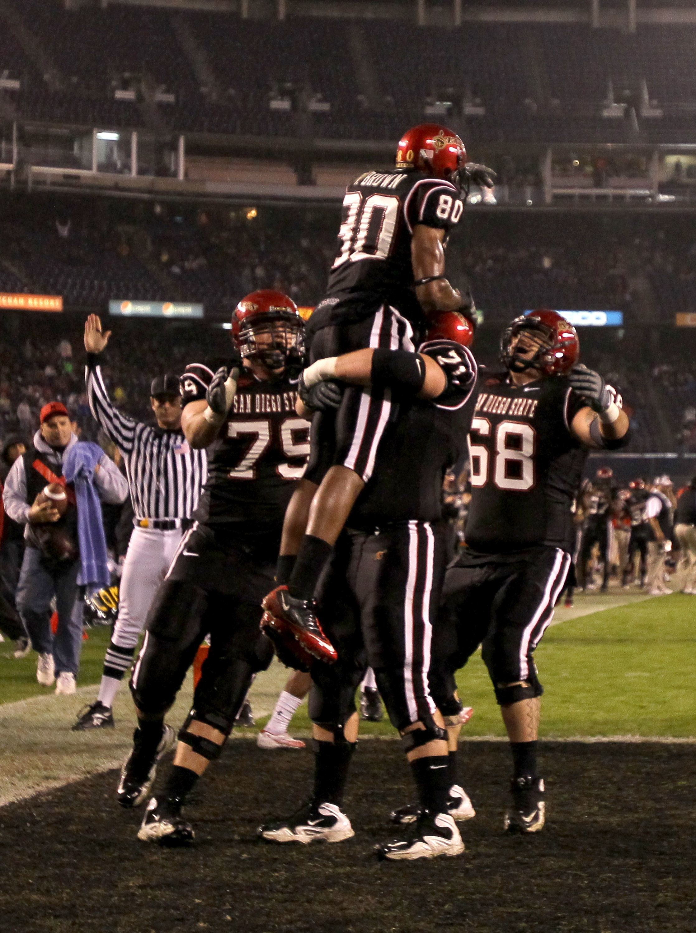 SAN DIEGO - NOVEMBER 20:  Wide receiver Vincent Brown #80 of the San Diego State Aztecs celebrates after his first touchdown of the game, on a ten yard reception in the first quarter against the Utah Utes at Qualcomm Stadium on November 20, 2010 in San Di