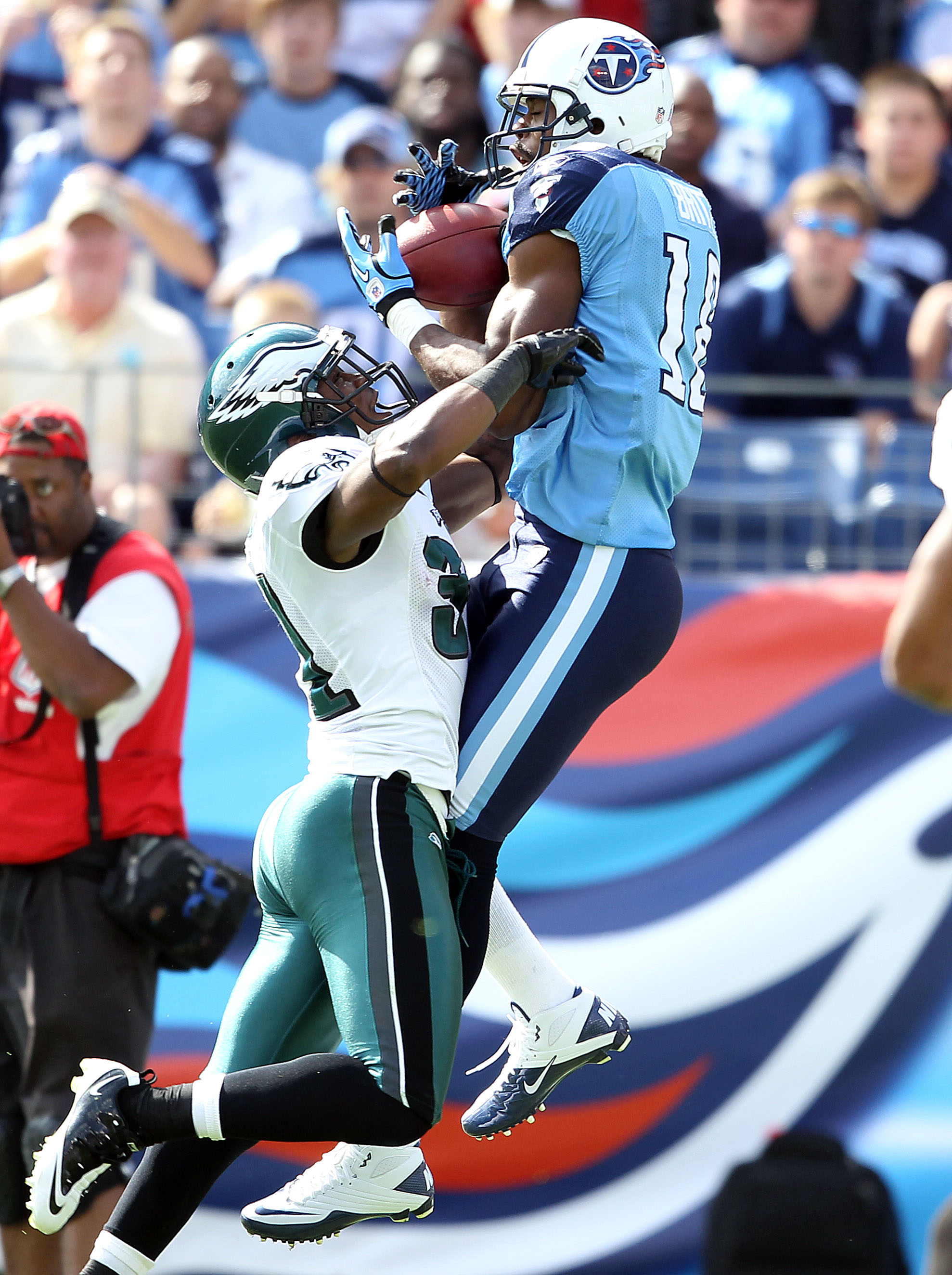 NASHVILLE, TN - OCTOBER 24: Kenny Britt #18 of the Tennessee Titans catches a touchdown pass while defended by Ellis Hobbs #31 of the Philadelphia Eagles during the NFL game at LP Field on October 24, 2010 in Nashville, Tennessee. The Titans won 37-19. NASHVILLE, TN - OCTOBER 24: Kenny Britt #18 of the Tennessee Titans catches a touchdown pass while defended by Ellis Hobbs #31 of the Philadelphia Eagles during the NFL game at LP Field on October 24, 2010 in Nashville, Tennessee. The Titans won 37-19.