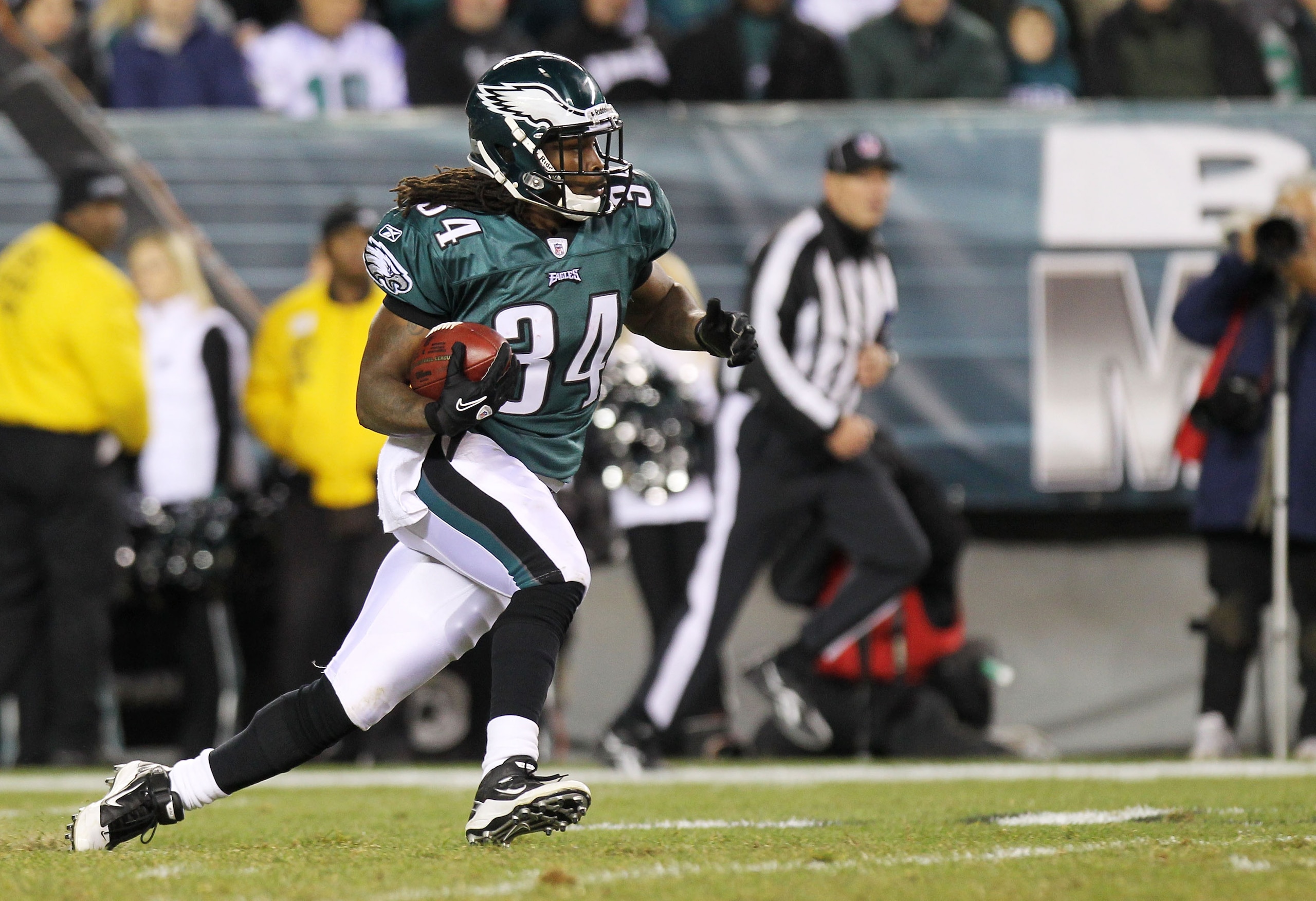 PHILADELPHIA, PA - NOVEMBER 21: Eldra Buckley #34 of the Philadelphia Eagles runs down field against the New York Giants at Lincoln Financial Field on November 21, 2010 in Philadelphia, Pennsylvania. (Photo by Nick Laham/Getty Images) PHILADELPHIA, PA - NOVEMBER 21: Eldra Buckley #34 of the Philadelphia Eagles runs down field against the New York Giants at Lincoln Financial Field on November 21, 2010 in Philadelphia, Pennsylvania. (Photo by Nick Laham/Getty Images)