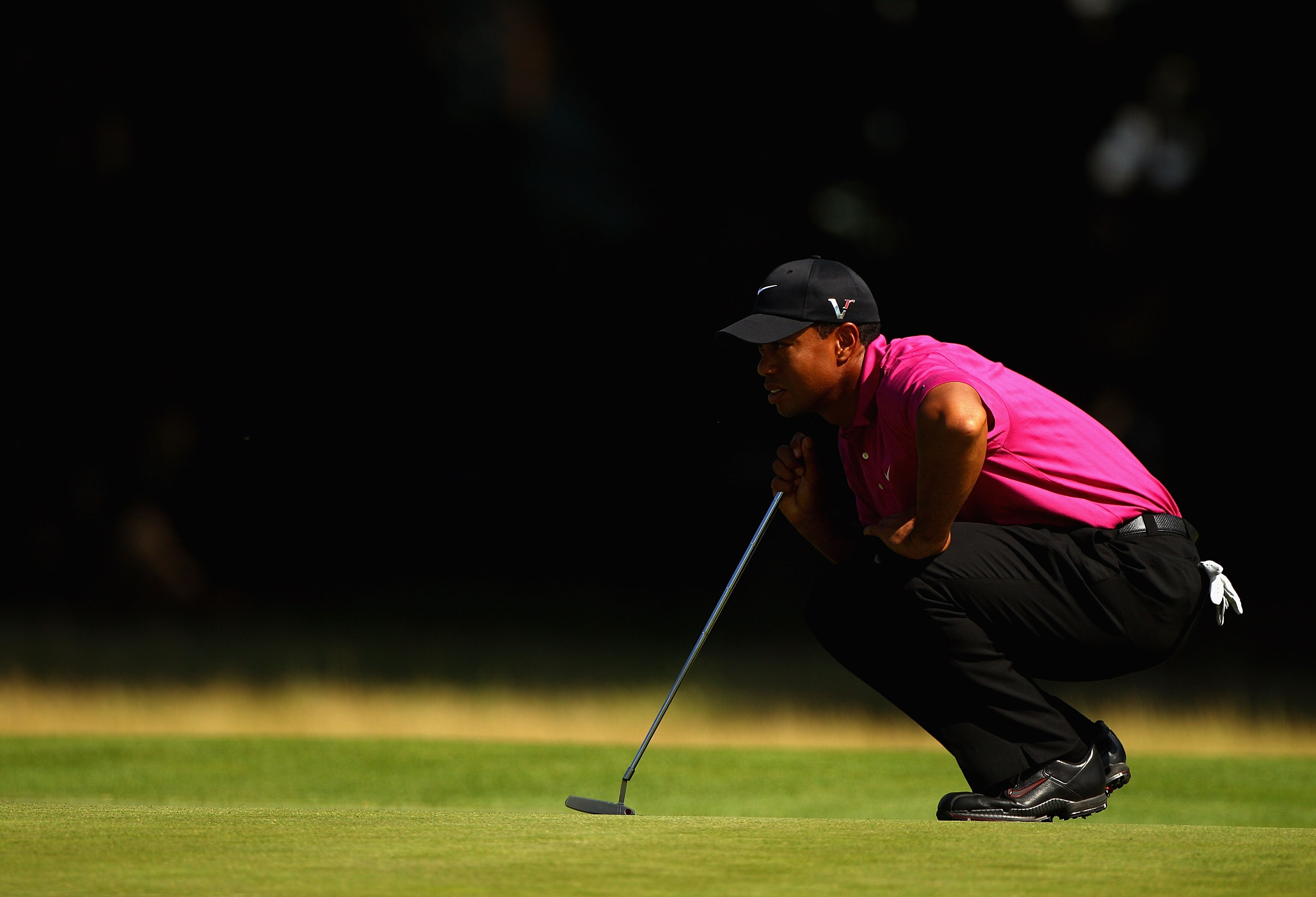 MELBOURNE, AUSTRALIA - NOVEMBER 11:  Tiger Woods of the USA lines up a putt during day one of the Australian Masters at The Victoria Golf Club on November 11, 2010 in Melbourne, Australia.  (Photo by Ryan Pierse/Getty Images)