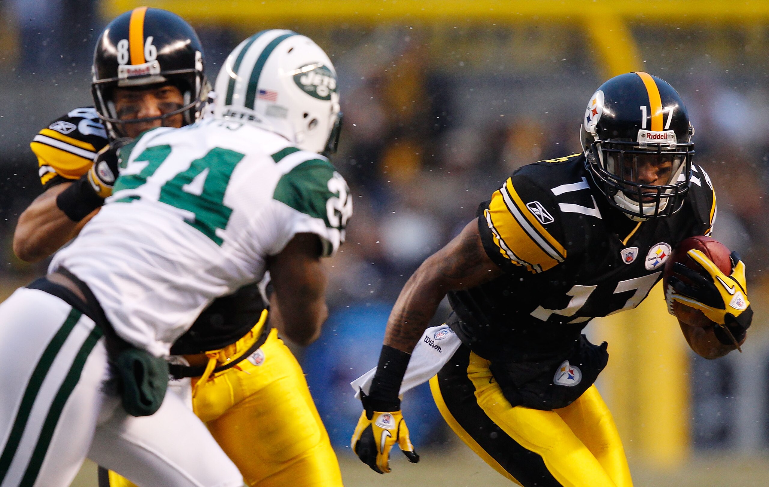 PITTSBURGH - DECEMBER 19: Mike Wallace #17 of the Pittsburgh Steelers runs around the New York Jets defense after making a catch during the game on December 19, 2010 at Heinz Field in Pittsburgh, Pennsylvania. (Photo by Jared Wickerham/Getty Images) PITTSBURGH - DECEMBER 19: Mike Wallace #17 of the Pittsburgh Steelers runs around the New York Jets defense after making a catch during the game on December 19, 2010 at Heinz Field in Pittsburgh, Pennsylvania. (Photo by Jared Wickerham/Getty Images)