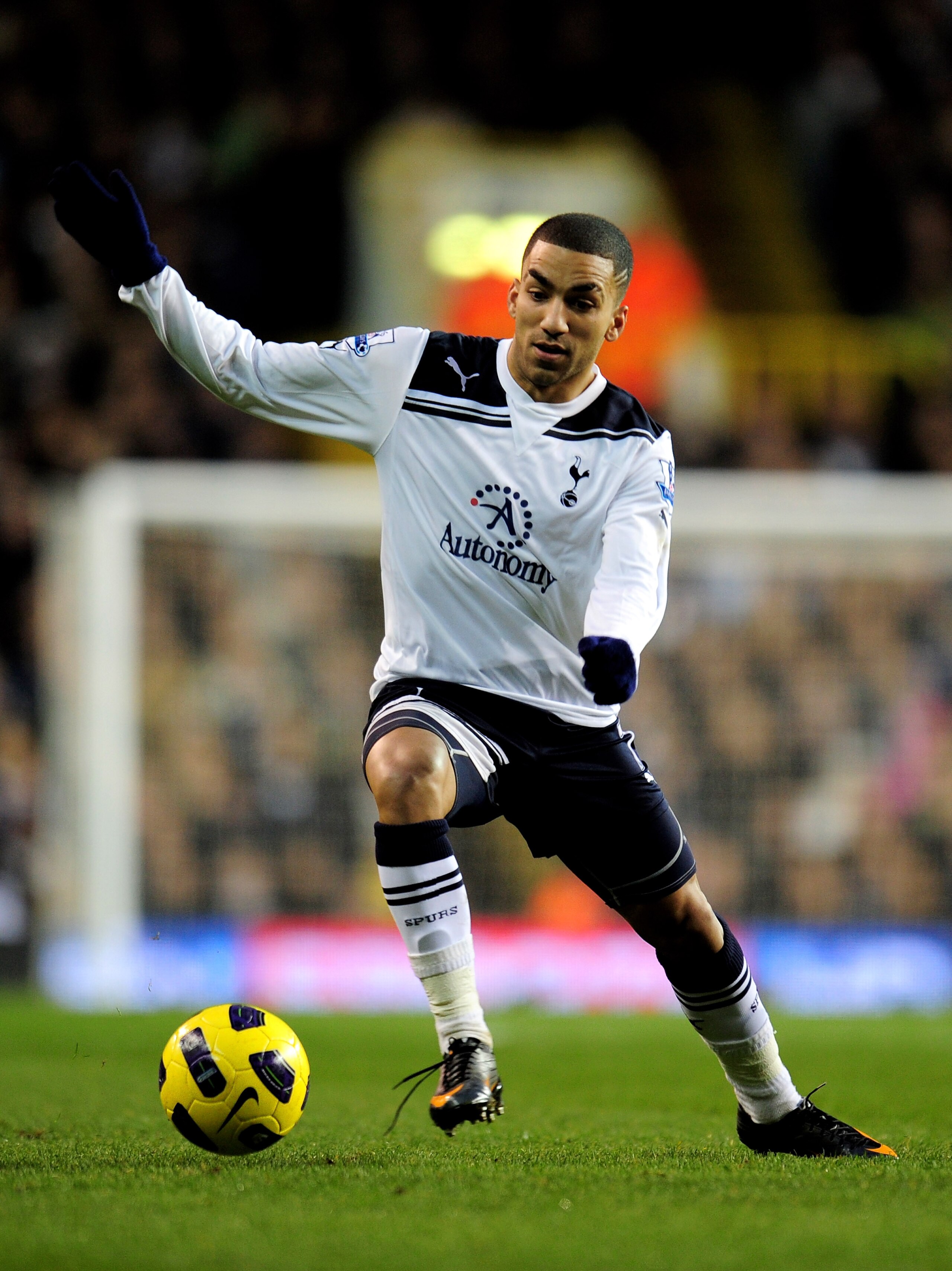 LONDON, ENGLAND - JANUARY 16:  Aaron Lennon of Spurs runs with the ball during the Barclays Premier League match between Tottenham Hotspur and Manchester United at White Hart Lane on January 16, 2011 in London, England.  (Photo by Shaun Botterill/Getty Im
