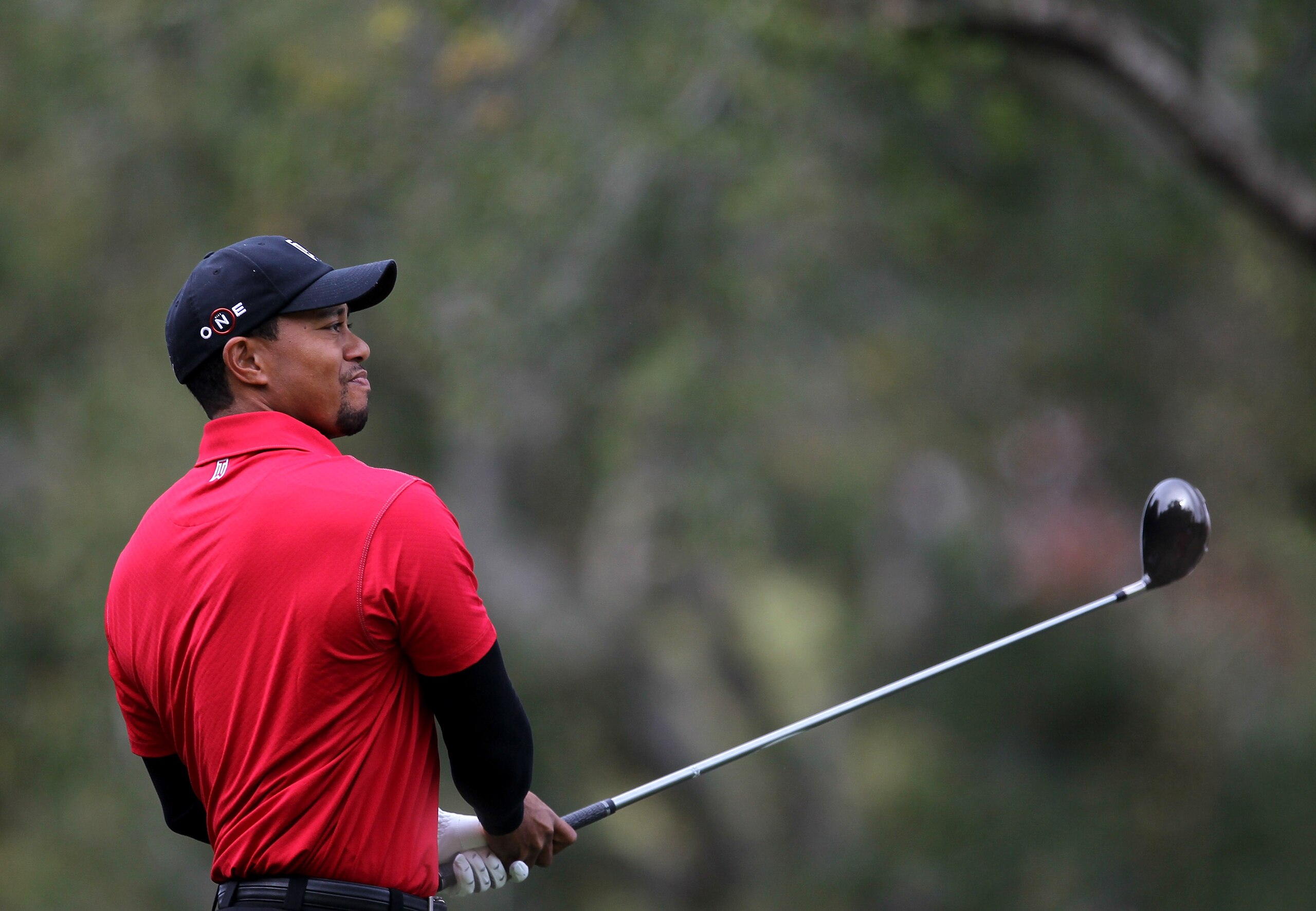 THOUSAND OAKS, CA - DECEMBER 05:  Tiger Woods watches his tee shot on the second hole during the final round of the Chevron World Challenge at Sherwood Country Club on December 5, 2010 in Thousand Oaks, California.  (Photo by Stephen Dunn/Getty Images)