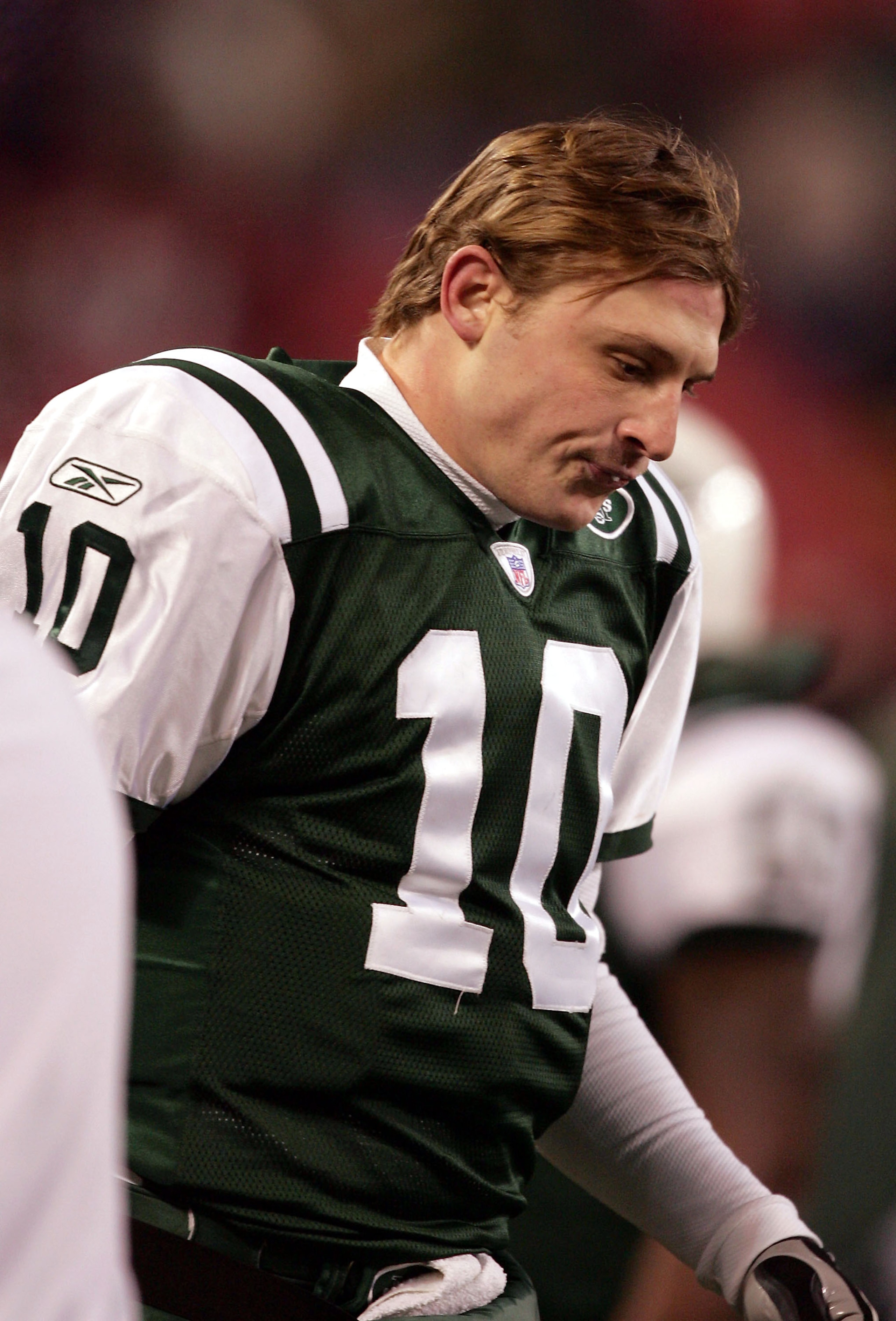 EAST RUTHERFORD, NJ - DECEMBER 26:  Quarterback Chad Pennington #10 of the New York Jets is dejected at the end of a 27-7 loss to the New England Patriots on December 26, 2004 at Giants Stadium in East Rutherford, New Jersey. (Photo by Al Bello/Getty Imag