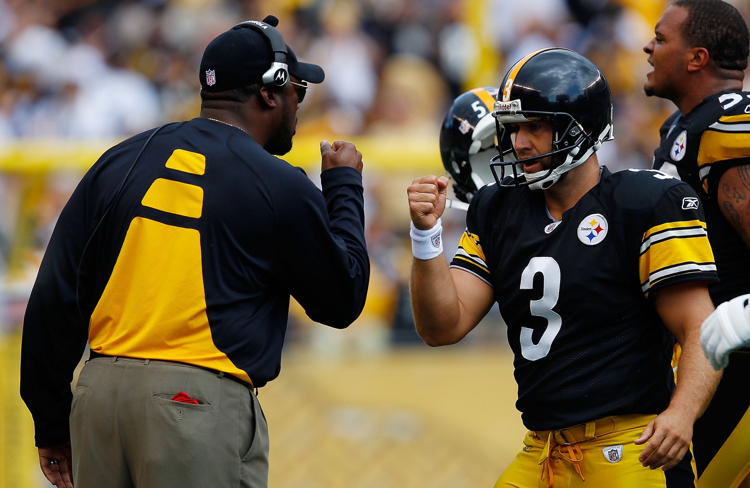 PITTSBURGH - SEPTEMBER 12:  Jeff Reed #3 of the Pittsburgh Steelers celebrates with head coach Mike Tomlin after kicking a field goal against the Atlanta Falcons during the NFL season opener game on September 12, 2010 at Heinz Field in Pittsburgh, Pennsyl