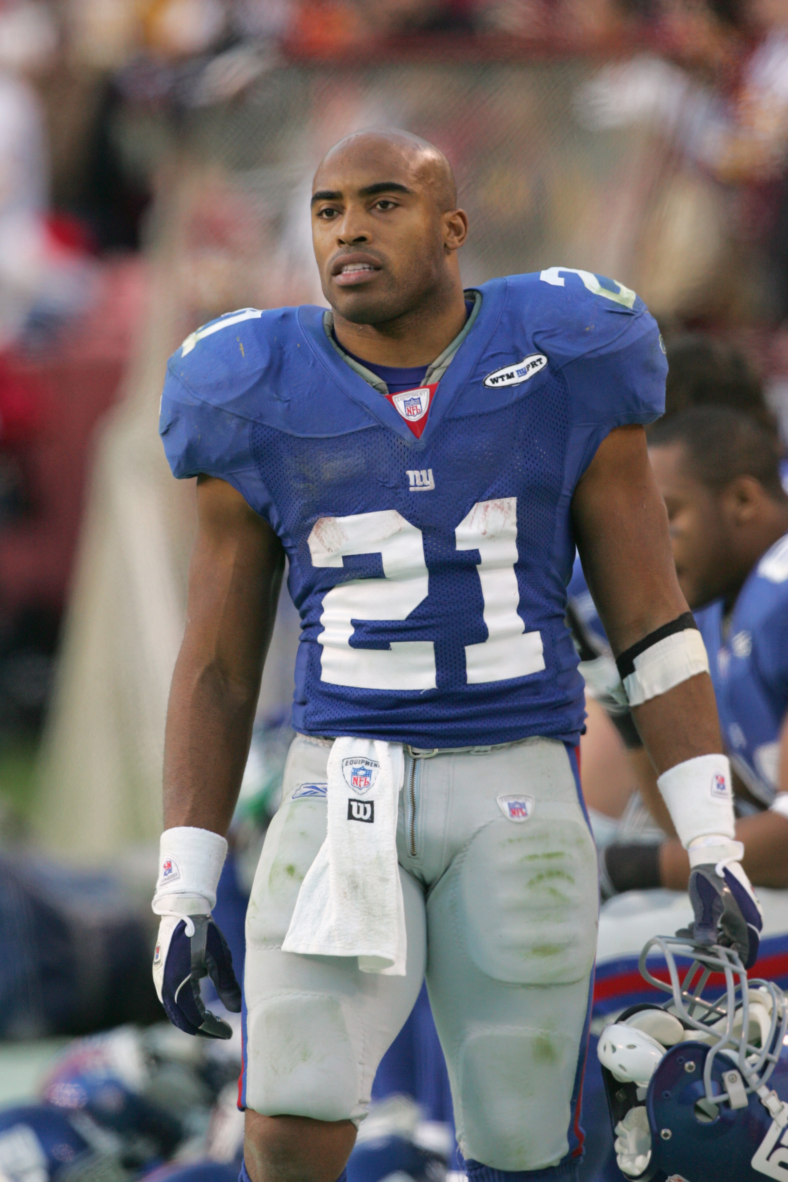 LANDOVER, MD - DECEMBER 24:  Running back Tiki Barber #21 of the New York Giants looks on against the Washington Redskins at FedExField on December 24, 2005 in Landover, Maryland. The Redskins defeated the Giants 35-10. (Photo by Jim McIsaac/Getty Images)