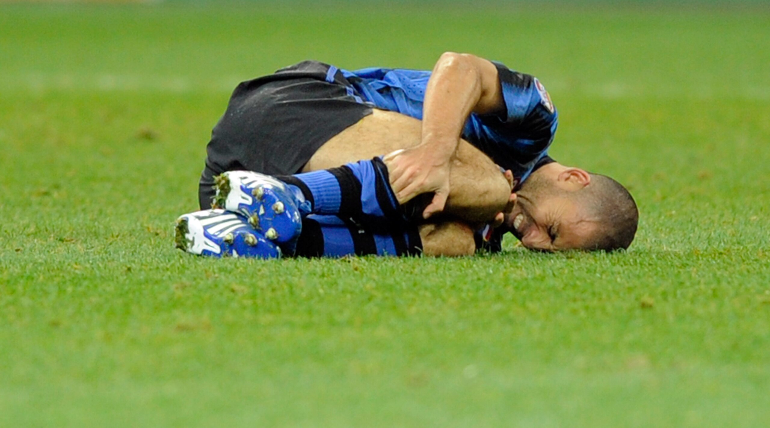 MILAN, ITALY - NOVEMBER 06:  Walter Samuel of FC Internazionale Milano is injured during the Serie A match between Inter and Brescia at Stadio Giuseppe Meazza on November 6, 2010 in Milan, Italy.  (Photo by Claudio Villa/Getty Images)