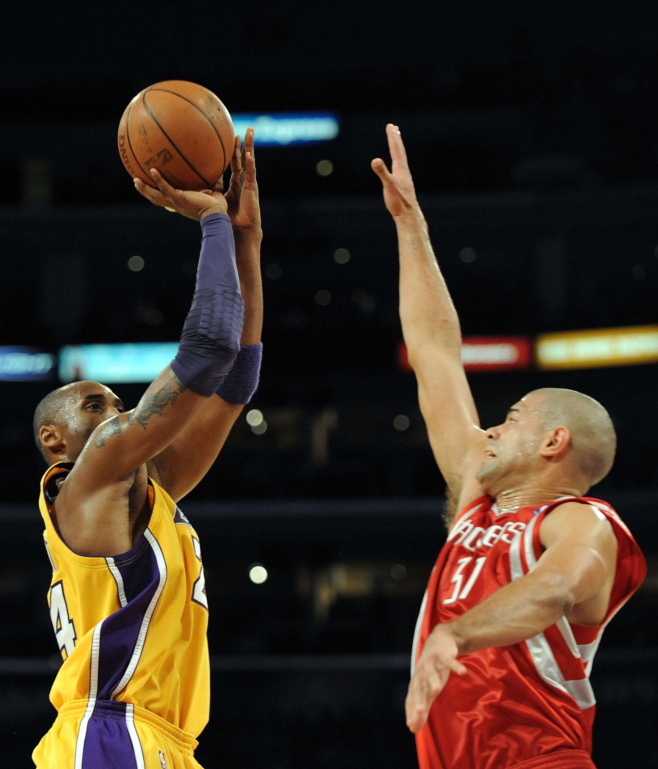 LOS ANGELES, CA - JANUARY 05: Kobe Bryant #24 of the Los Angeles Lakers shoots in front of Shane Battier #31 of the Houston Rockets at Staples Center on January 5, 2010 in Los Angeles, California. NOTE TO USER: User expressly acknowledges and agrees tha LOS ANGELES, CA - JANUARY 05: Kobe Bryant #24 of the Los Angeles Lakers shoots in front of Shane Battier #31 of the Houston Rockets at Staples Center on January 5, 2010 in Los Angeles, California. NOTE TO USER: User expressly acknowledges and agrees tha