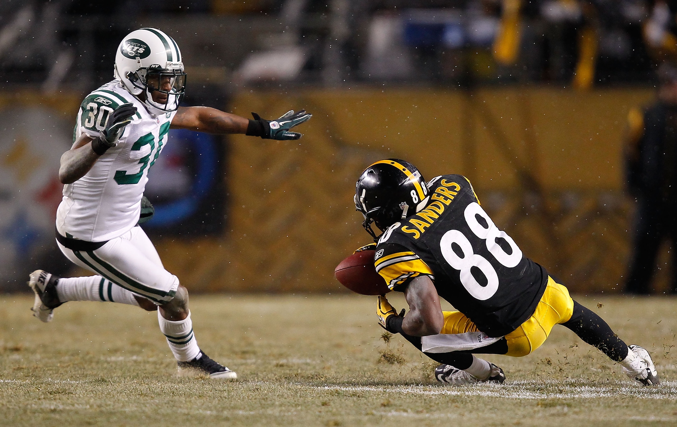 PITTSBURGH, PA - DECEMBER 19:  Drew Coleman #30 of the New York Jets runs to make a tackle on Emmanuel Sanders #88 of the Pittsburgh Steelers during the game on December 19, 2010 at Heinz Field in Pittsburgh, Pennsylvania.  (Photo by Jared Wickerham/Getty