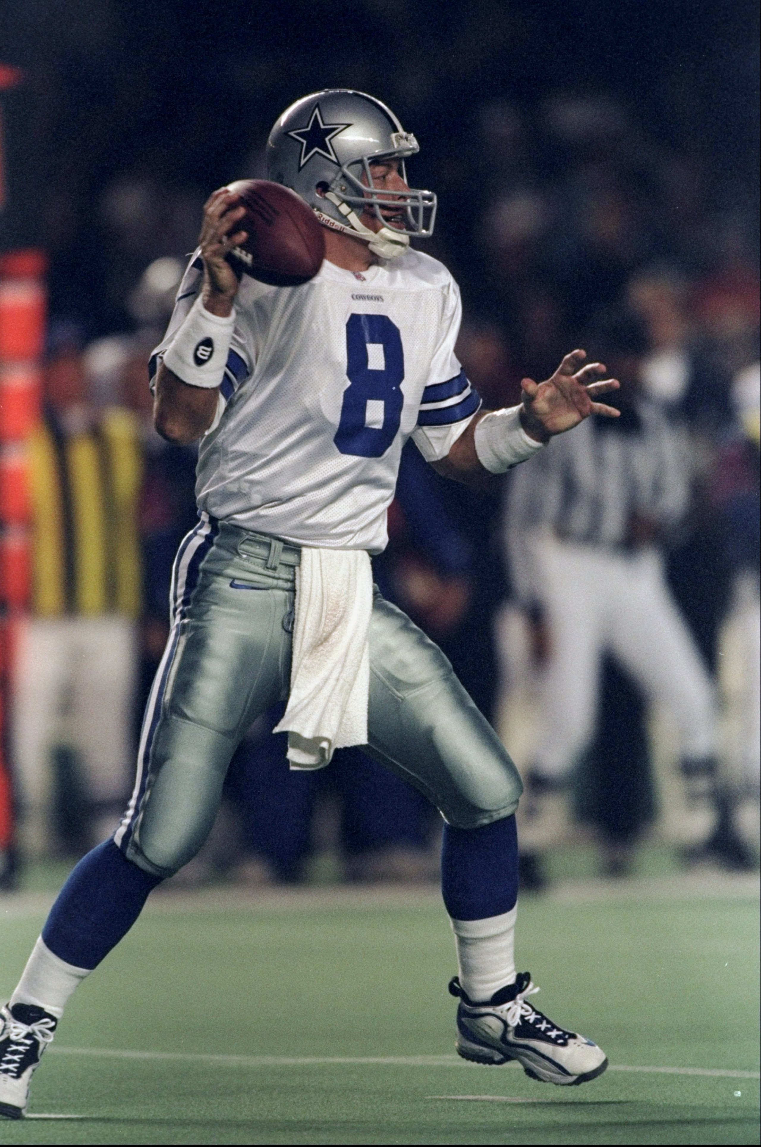 2 Nov 1998:  Quarterback Troy Aikman #8 of the Dallas Cowboys prepares to throw a pass during the game against the Philadelphia Eagles at the Veterans Stadium in Philadelphia, Pennsylvania. The Cowboys defeated the Eagles 34-0. Mandatory Credit: Ezra O. S