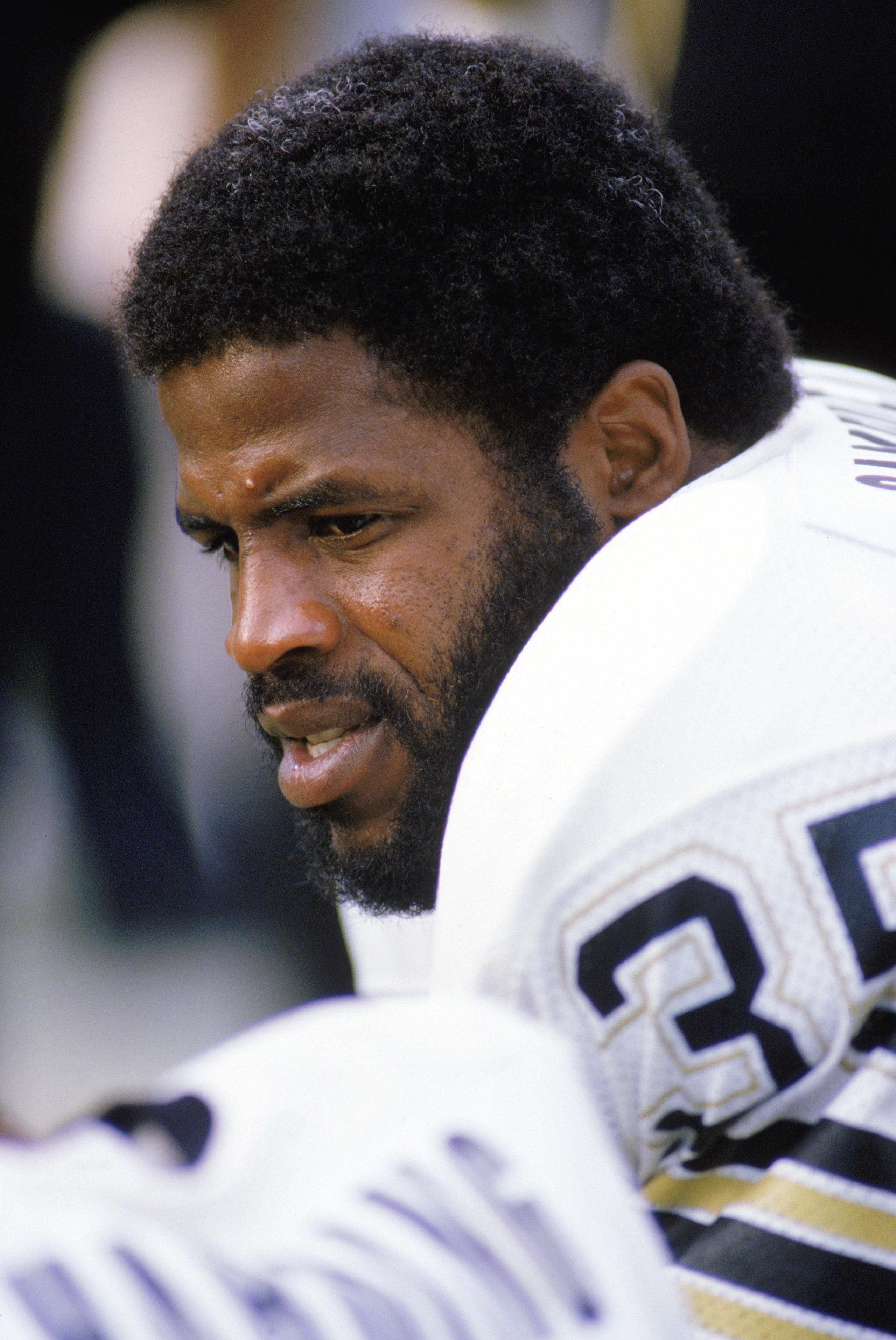 1984:  Running back Earl Campbell #35 of the New Orleans Saints sits on the sideline during a 1984 NFL game.  (Photo by Rick Stewart/Getty Images)