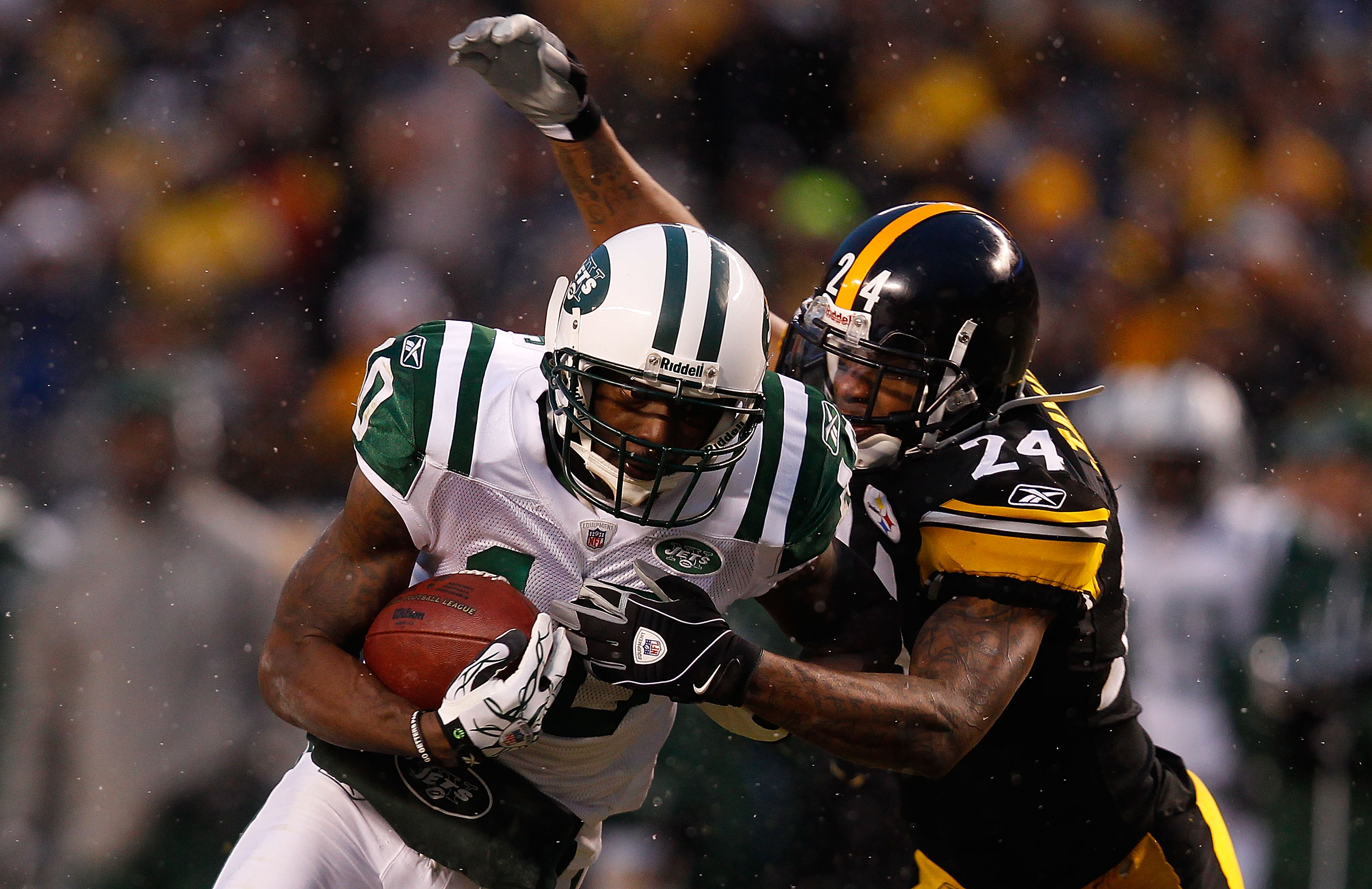 PITTSBURGH - DECEMBER 19:  Santonio Holmes #10 of the New York Jets makes a catch in front of Ike Taylor #24 of the Pittsburgh Steelers during the game on December 19, 2010 at Heinz Field in Pittsburgh, Pennsylvania.  (Photo by Jared Wickerham/Getty Image
