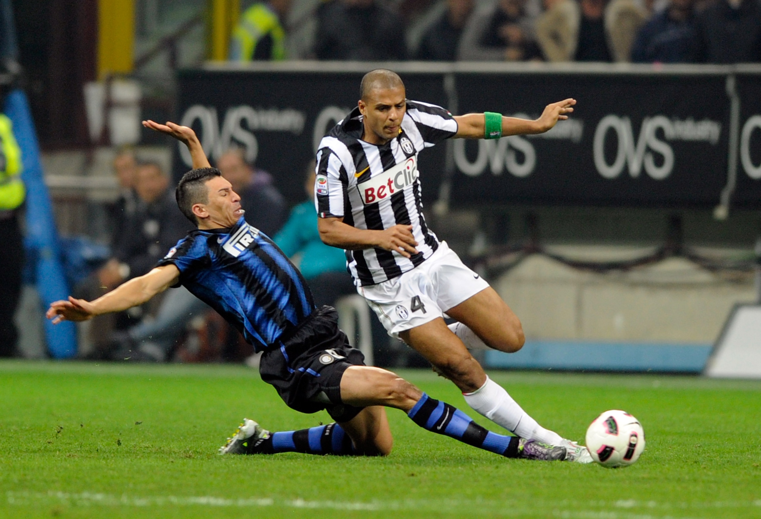 MILAN, ITALY - OCTOBER 03:  Lucio of Inter Milan and Felipe Melo of Juventus FC compete for the ball during the Serie A match between FC Internazionale Milano and Juventus FC at Stadio Giuseppe Meazza on October 3, 2010 in Milan, Italy.  (Photo by Claudio