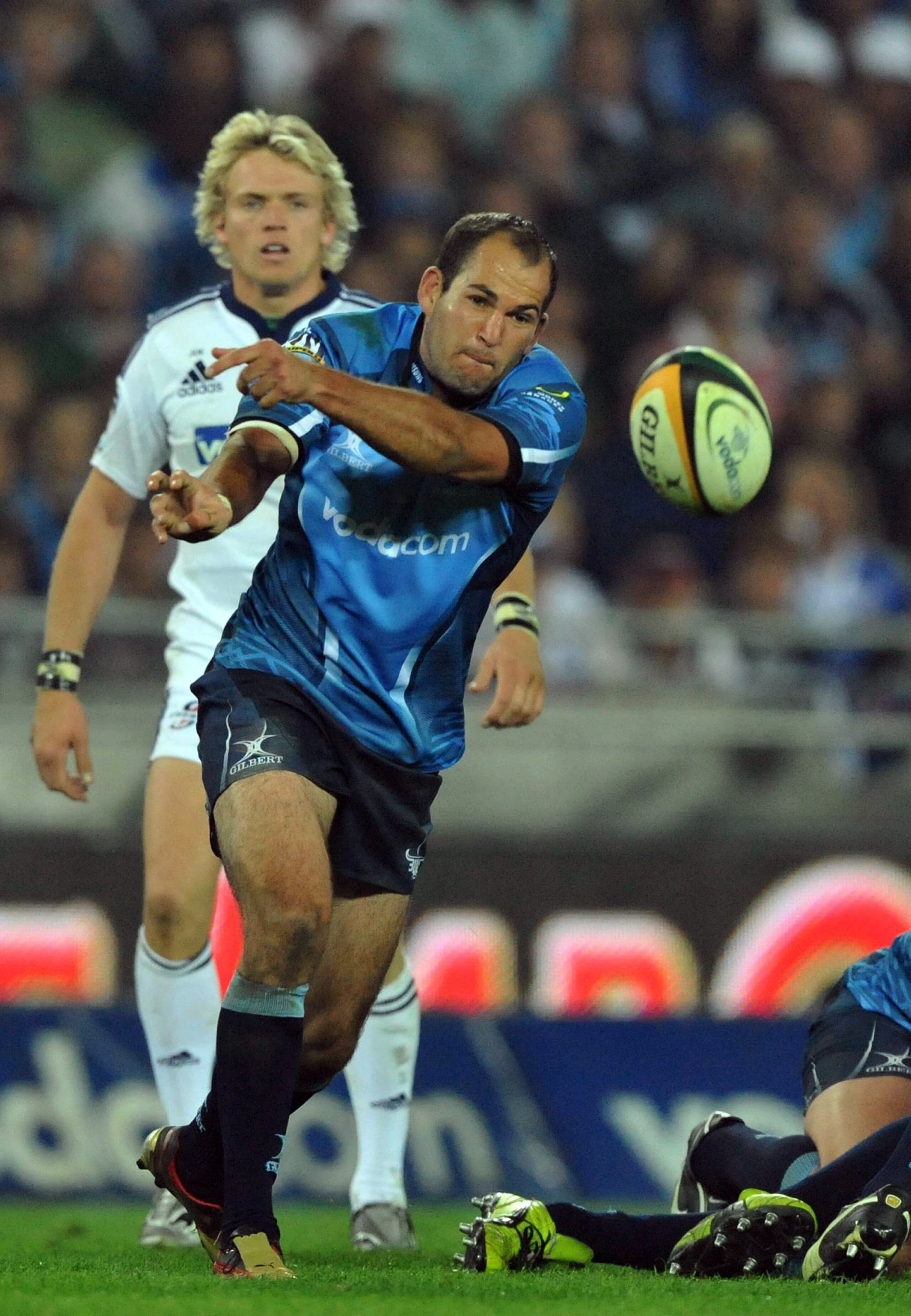SOWETO, SOUTH AFRICA - MAY 29: Fourie du Preez of the Bulls gets the ball away from the ruck during the Super 14 final match between Vodacom Bulls and Vodacom Stormers from Orlando Stadium on May 29, 2010 in Soweto, South Africa. (Photo by Duif du Toit/Ga