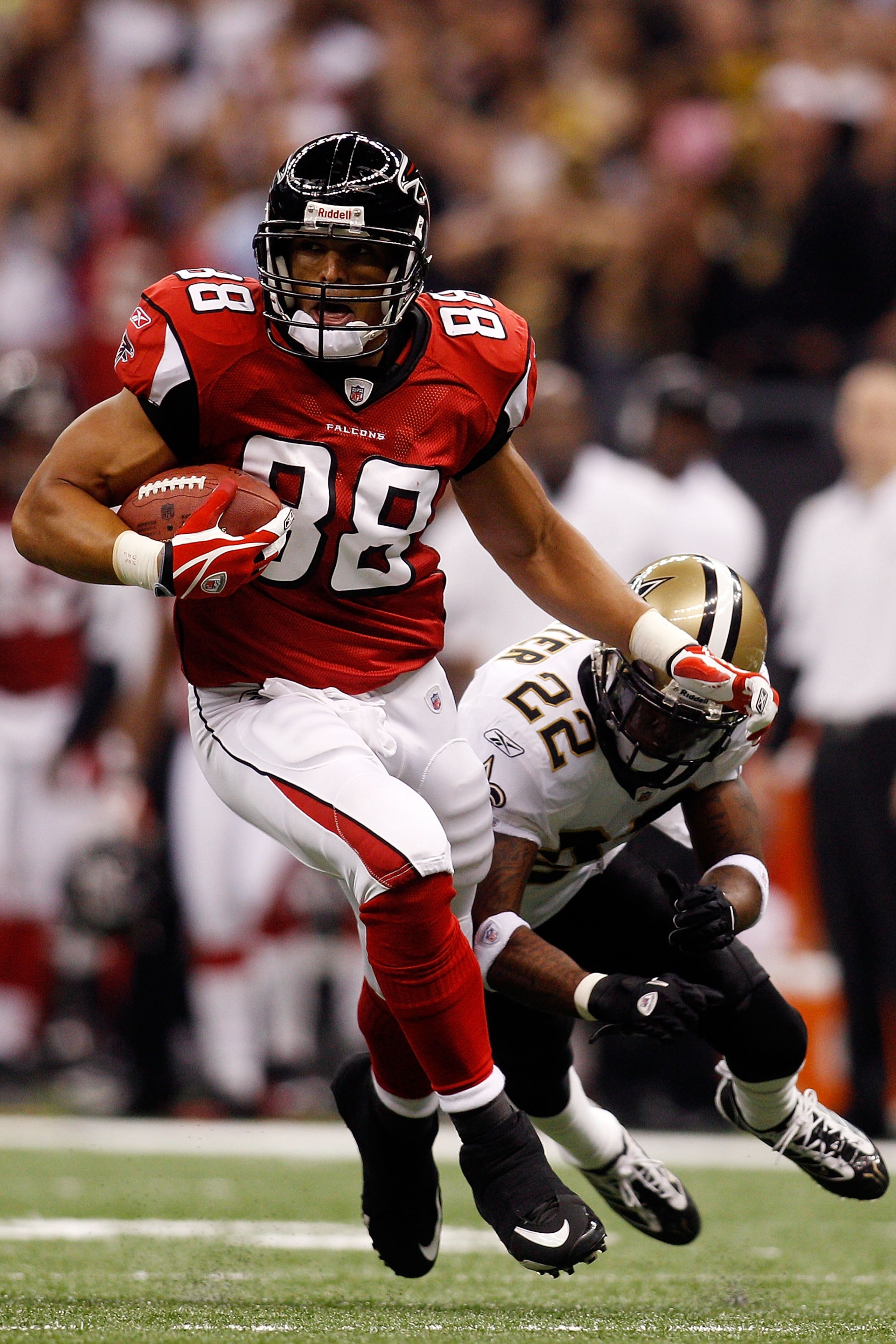 NEW ORLEANS - SEPTEMBER 26: Tony Gonzalez #88 of the Atlanta Falcons avoids a tackle by Tracy Porter #22 of the New Orleans Saints at the Louisiana Superdome on September 26, 2010 in New Orleans, Louisiana. (Photo by Chris Graythen/Getty Images) NEW ORLEANS - SEPTEMBER 26: Tony Gonzalez #88 of the Atlanta Falcons avoids a tackle by Tracy Porter #22 of the New Orleans Saints at the Louisiana Superdome on September 26, 2010 in New Orleans, Louisiana. (Photo by Chris Graythen/Getty Images)