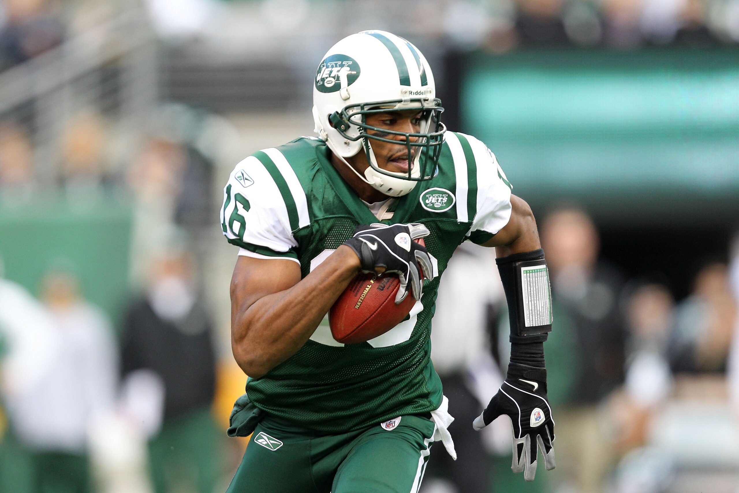 EAST RUTHERFORD, NJ - JANUARY 02:  Brad Smith #16 of the New York Jets runs down field against the Buffalo Bills at New Meadowlands Stadium on January 2, 2011 in East Rutherford, New Jersey.  (Photo by Michael Heiman/Getty Images)