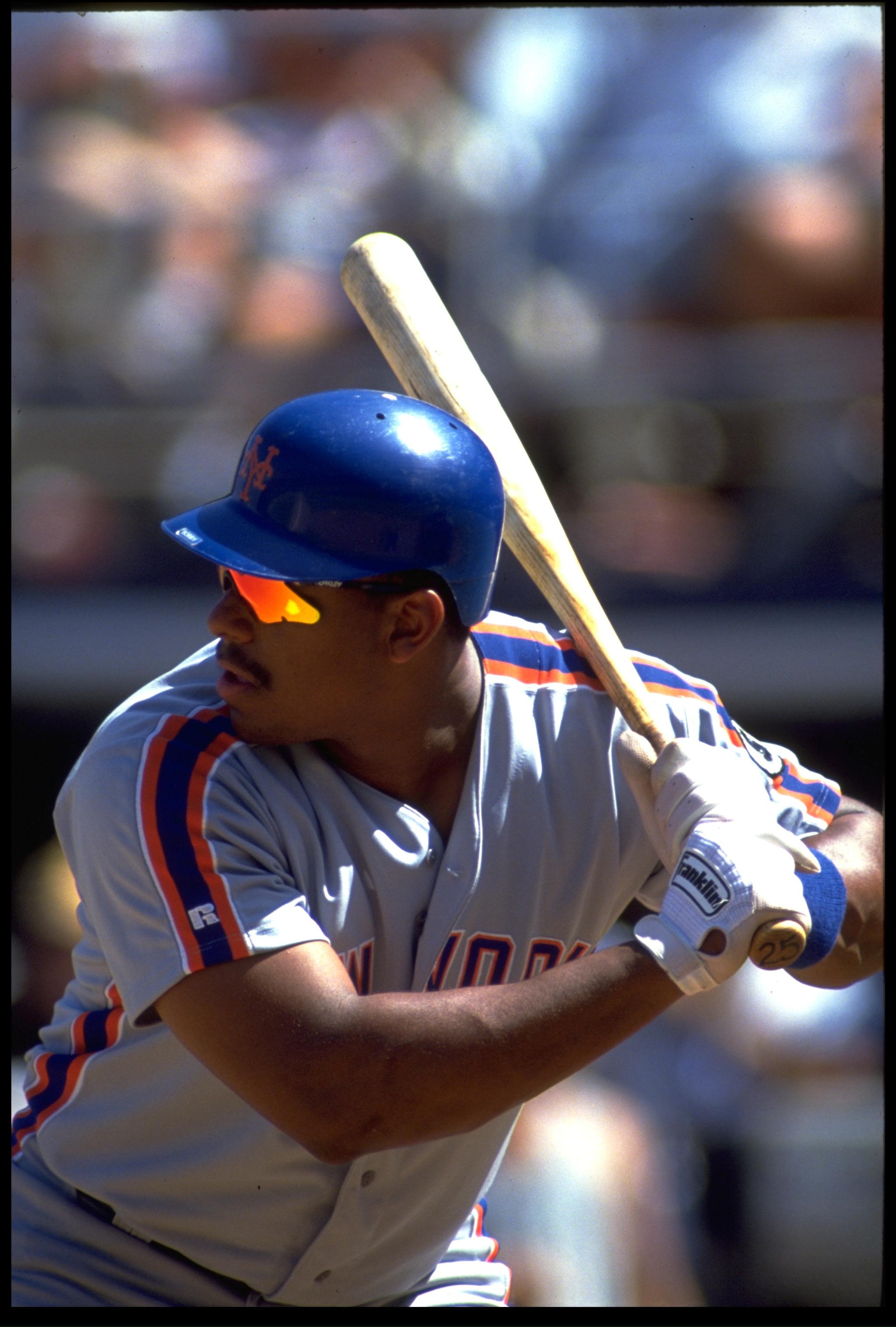 23 AUG 1992:  BOBBY BONILLA OF THE NEW YORK METS AT THE PLATE DURING THEIR GAME AGAINST THE SAN DIEGO PADRES AT JACK MURPHY STADIUM IN SAN DIEGO, CALIFORNIA.  MANDATORY CREDIT: KEN LEVINE/ALLSPORT.
