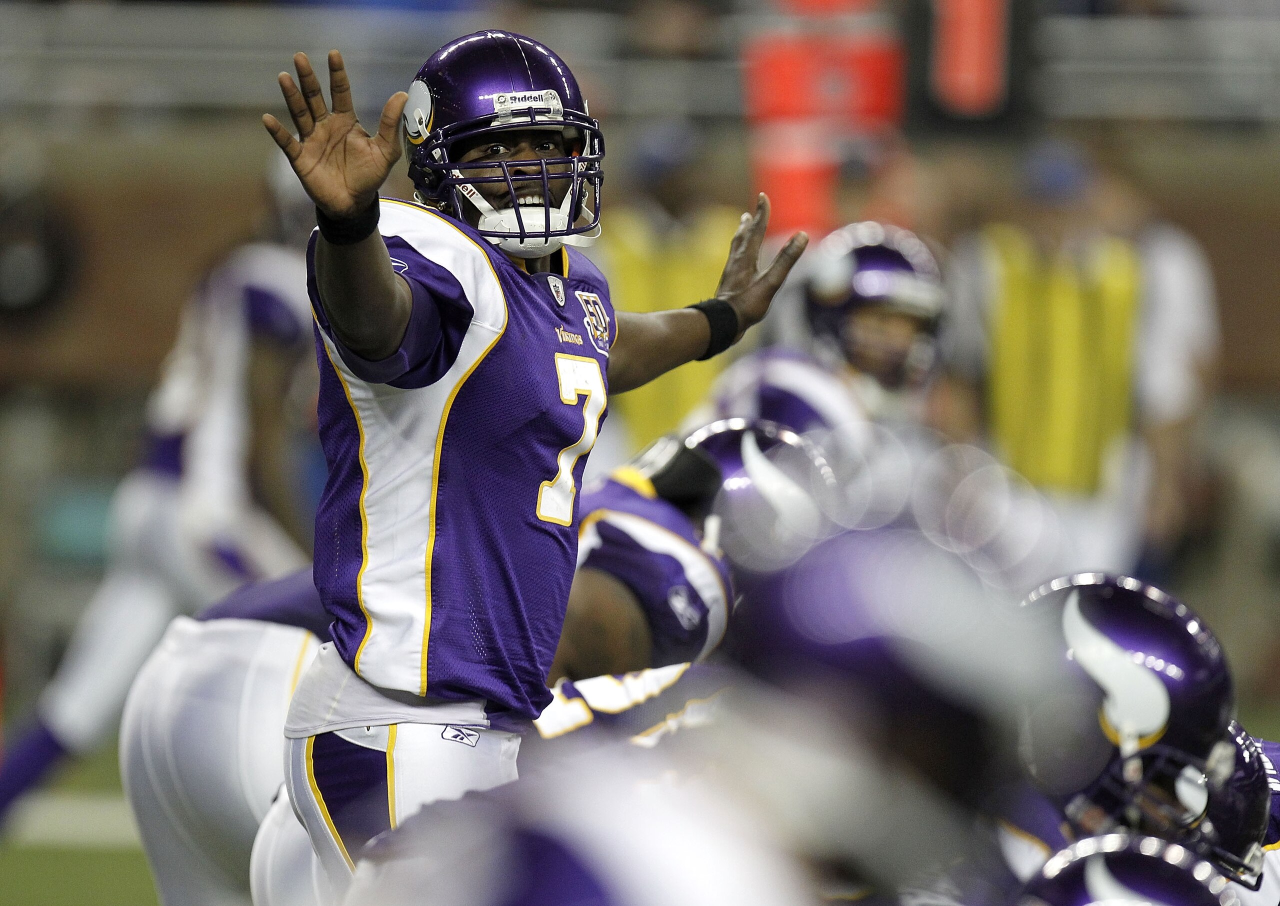 DETROIT, MI - DECEMBER 13:  Tavaris Jackson #7 of the Minnesota Vikings calls signals over center while playing the New York Giants at Ford Field on December 13, 2010 in Detroit, Michigan. New York won the game 21-3.  (Photo by Gregory Shamus/Getty Images