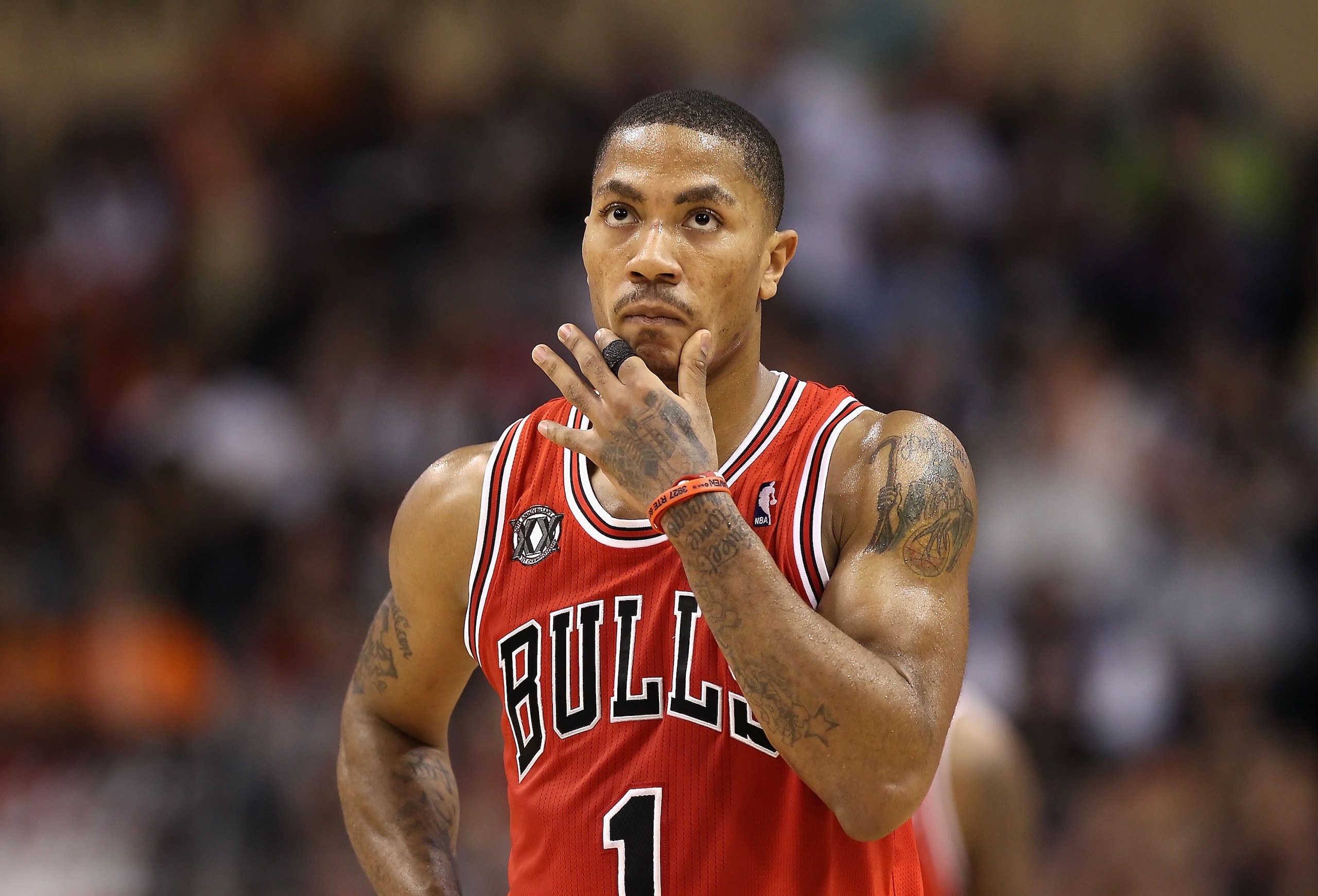 PHOENIX - NOVEMBER 24: Derrick Rose #1 of the Chicago Bulls during the NBA game against the Phoenix Suns at US Airways Center on November 24, 2010 in Phoenix, Arizona. The Bulls defeated the Suns 123-115 in double overtime. NOTE TO USER: User expressly a PHOENIX - NOVEMBER 24: Derrick Rose #1 of the Chicago Bulls during the NBA game against the Phoenix Suns at US Airways Center on November 24, 2010 in Phoenix, Arizona. The Bulls defeated the Suns 123-115 in double overtime. NOTE TO USER: User expressly a