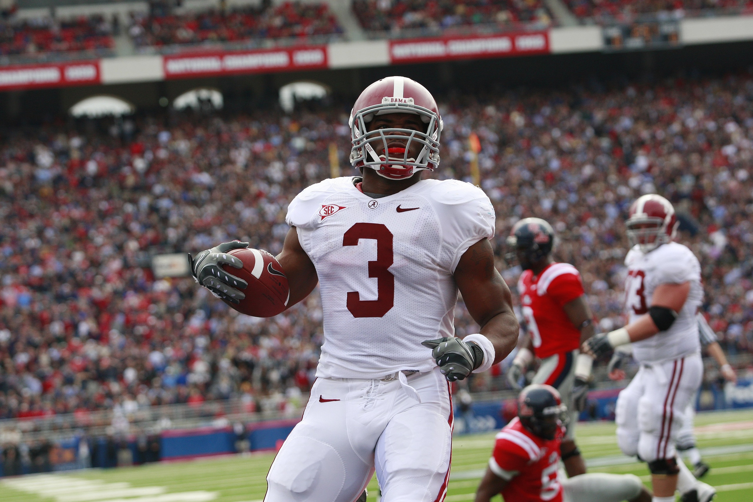 OXFORD, MS - OCTOBER 10:  Running back Trent Richardson #3 runs for yardage during their game against the Mississippi Rebels at Vaught-Hemingway Stadium on October 10, 2009 in Oxford, Mississippi. (Photo by Dave Martin/Getty Images)