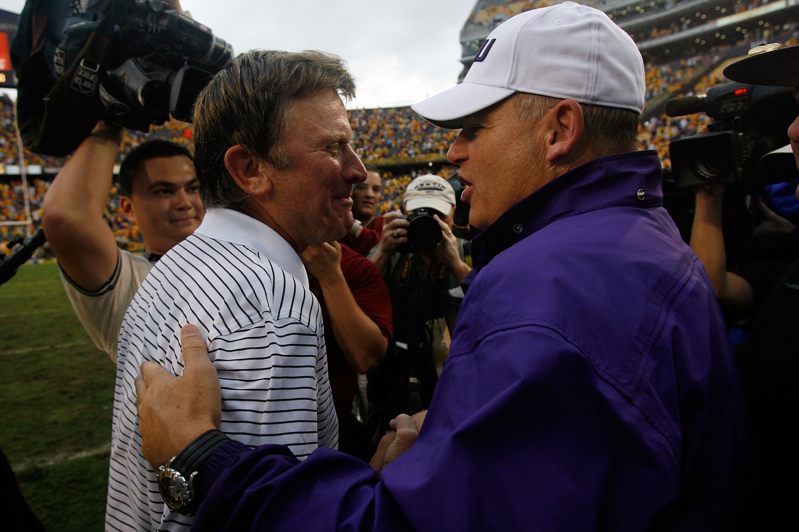 BATON ROUGE, LA - SEPTEMBER 22: Head coach Les Miles (R) of the Louisiana State University Tigers shakes hands with Steve Spurrier of the South Carolina Gamecocks after the Tigers defeated the Gamecocks 28-16 at Tiger Stadium September 22, 2007 in Baton BATON ROUGE, LA - SEPTEMBER 22: Head coach Les Miles (R) of the Louisiana State University Tigers shakes hands with Steve Spurrier of the South Carolina Gamecocks after the Tigers defeated the Gamecocks 28-16 at Tiger Stadium September 22, 2007 in Baton