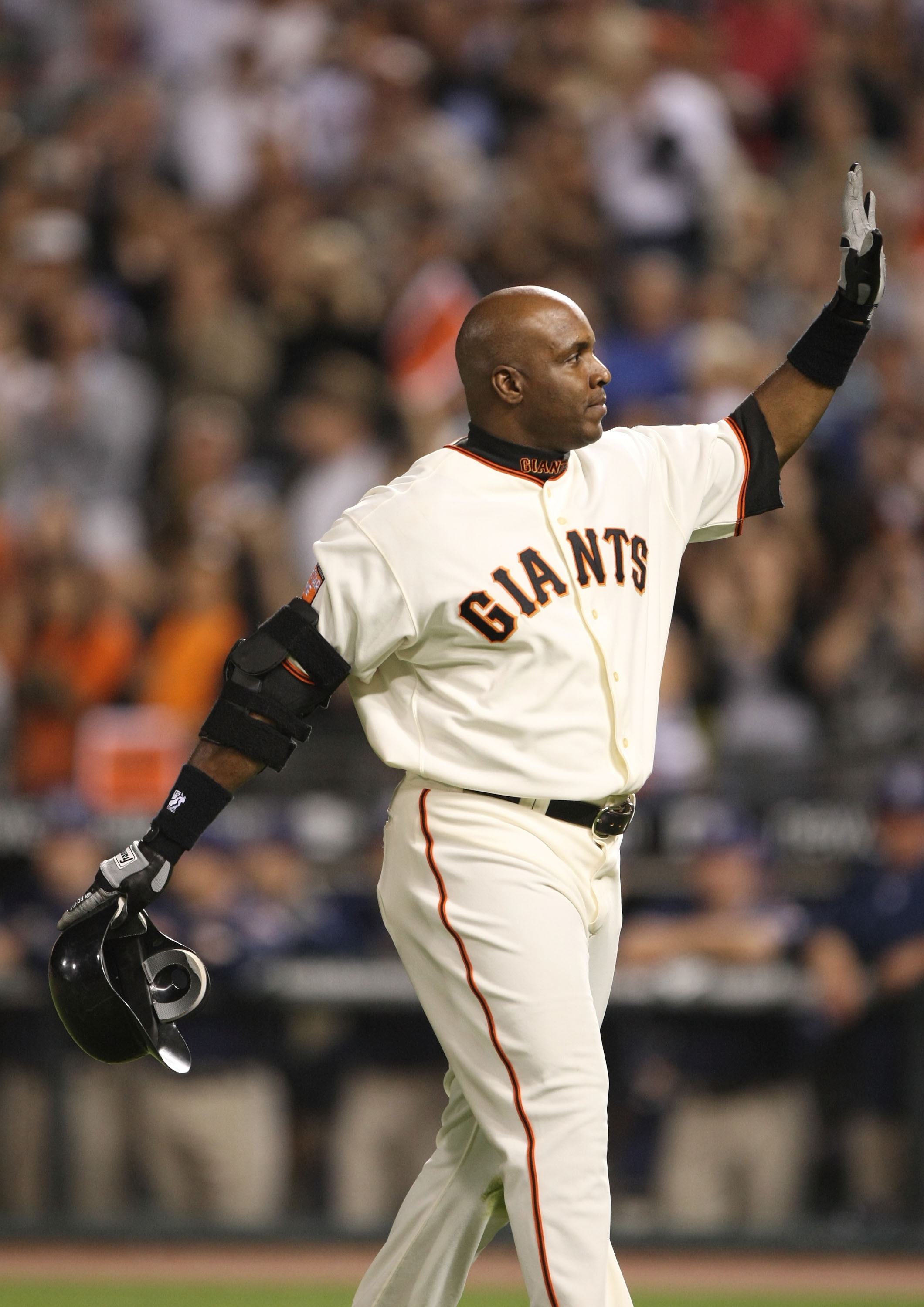SAN FRANCISCO - SEPTEMBER 26: Barry Bonds #25 of the San Francisco Giants waves to fans as he leaves the game against the San Diego Padres at the end of the sixth inning on September 26, 2007 at AT&T Park in San Francisco, California. Tonight will be the