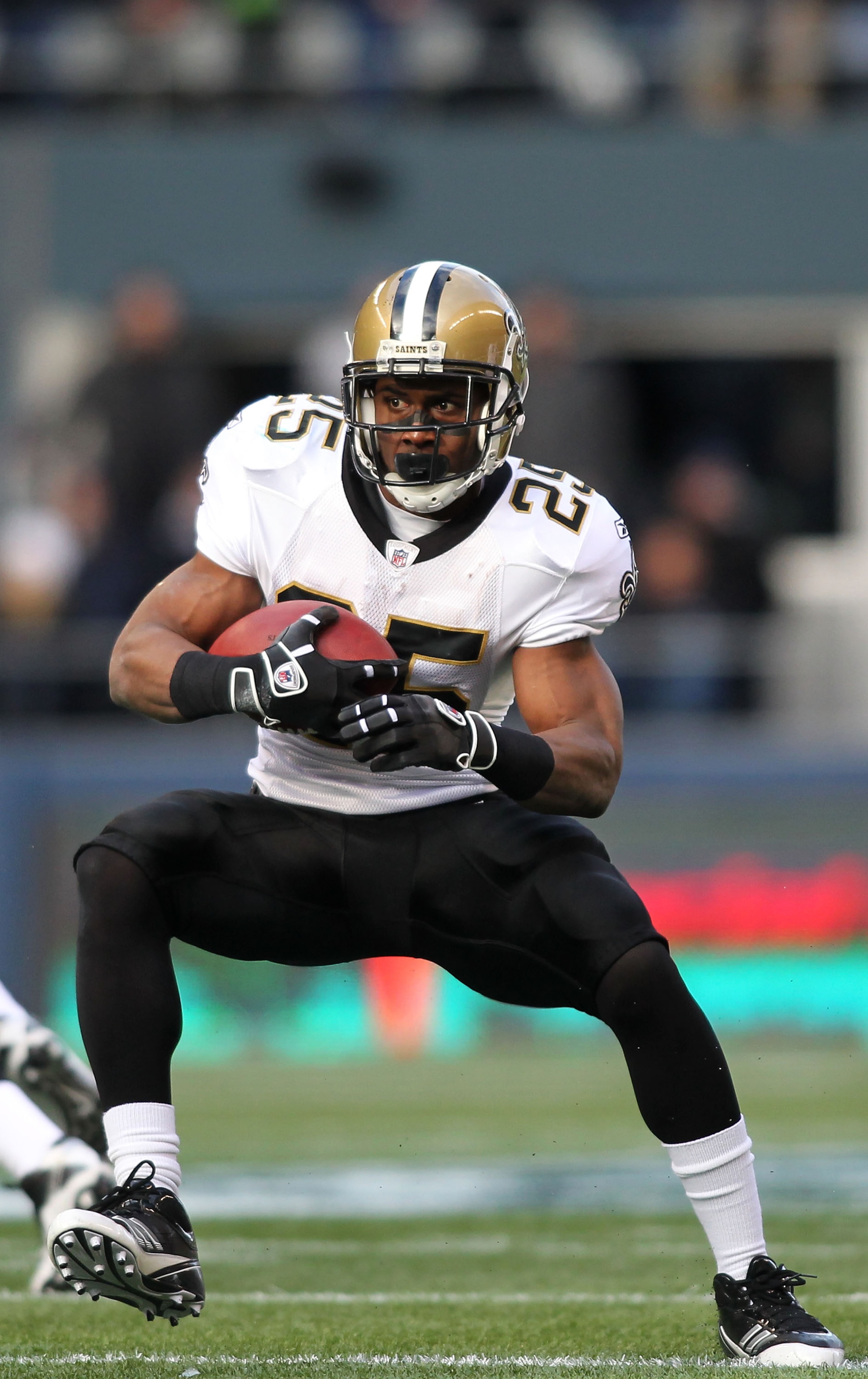 SEATTLE, WA - JANUARY 08:  Reggie Bush #25 of the New Orleans Saints runs down field against the Seattle Seahawks during the 2011 NFC wild-card playoff game at Qwest Field on January 8, 2011 in Seattle, Washington.  (Photo by Jonathan Ferrey/Getty Images)