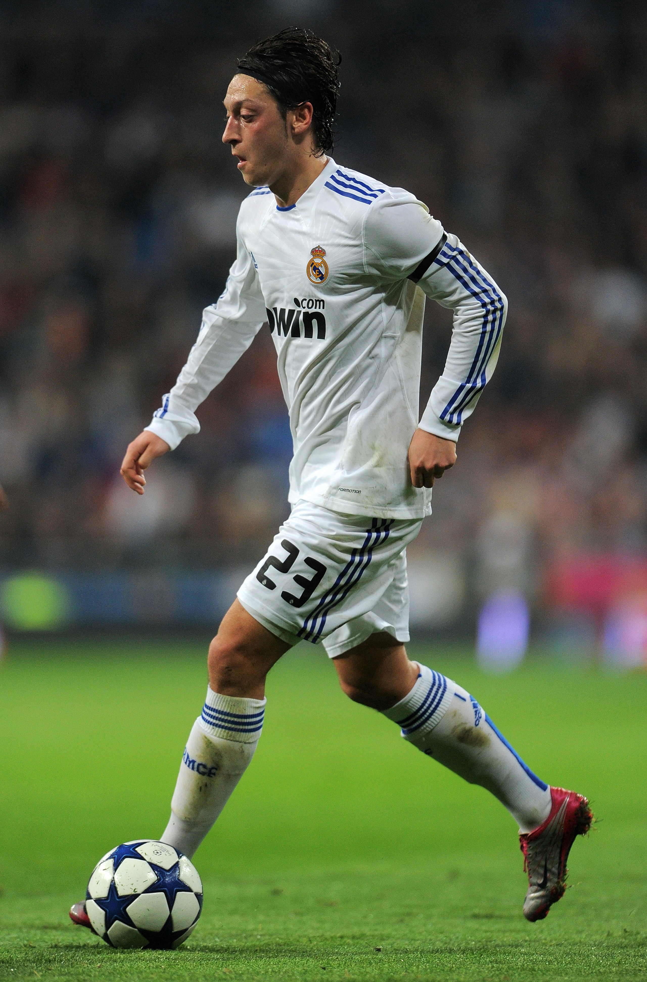 MADRID, SPAIN - JANUARY 13:  Mesut Ozil of Real Madrid controls the ball during the quarter-final Copa del Rey first leg match between Real Madrid and Atletico Madrid at Estadio Santiago Bernabeu on January 13, 2011 in Madrid, Spain.  (Photo by Jasper Jui