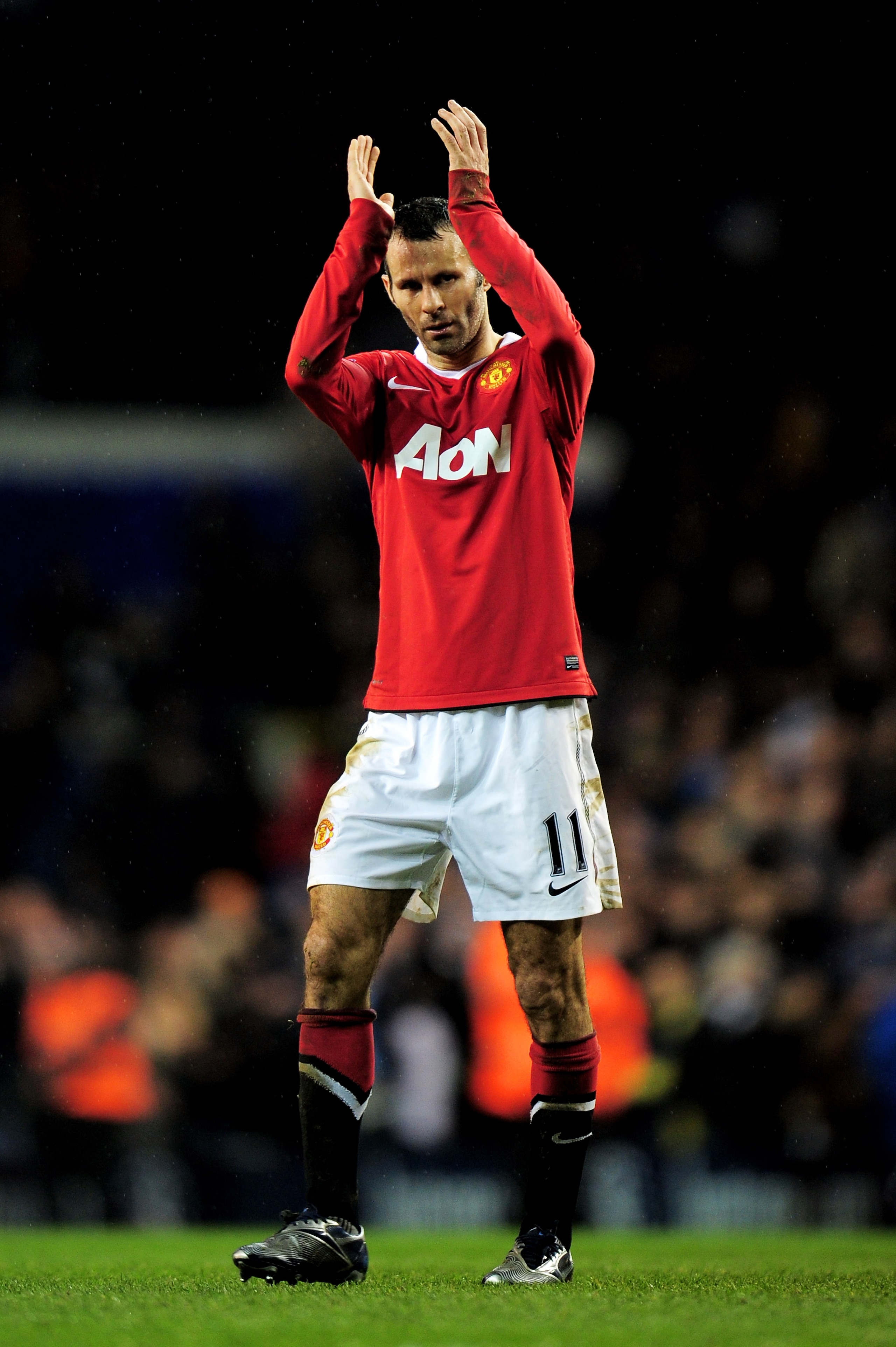 LONDON, ENGLAND - JANUARY 16:  Following the final whistle Ryan Giggs of Manchester United applauds the fans after his 600th appearance for the club during the Barclays Premier League match between Tottenham Hotspur and Manchester United at White Hart Lan