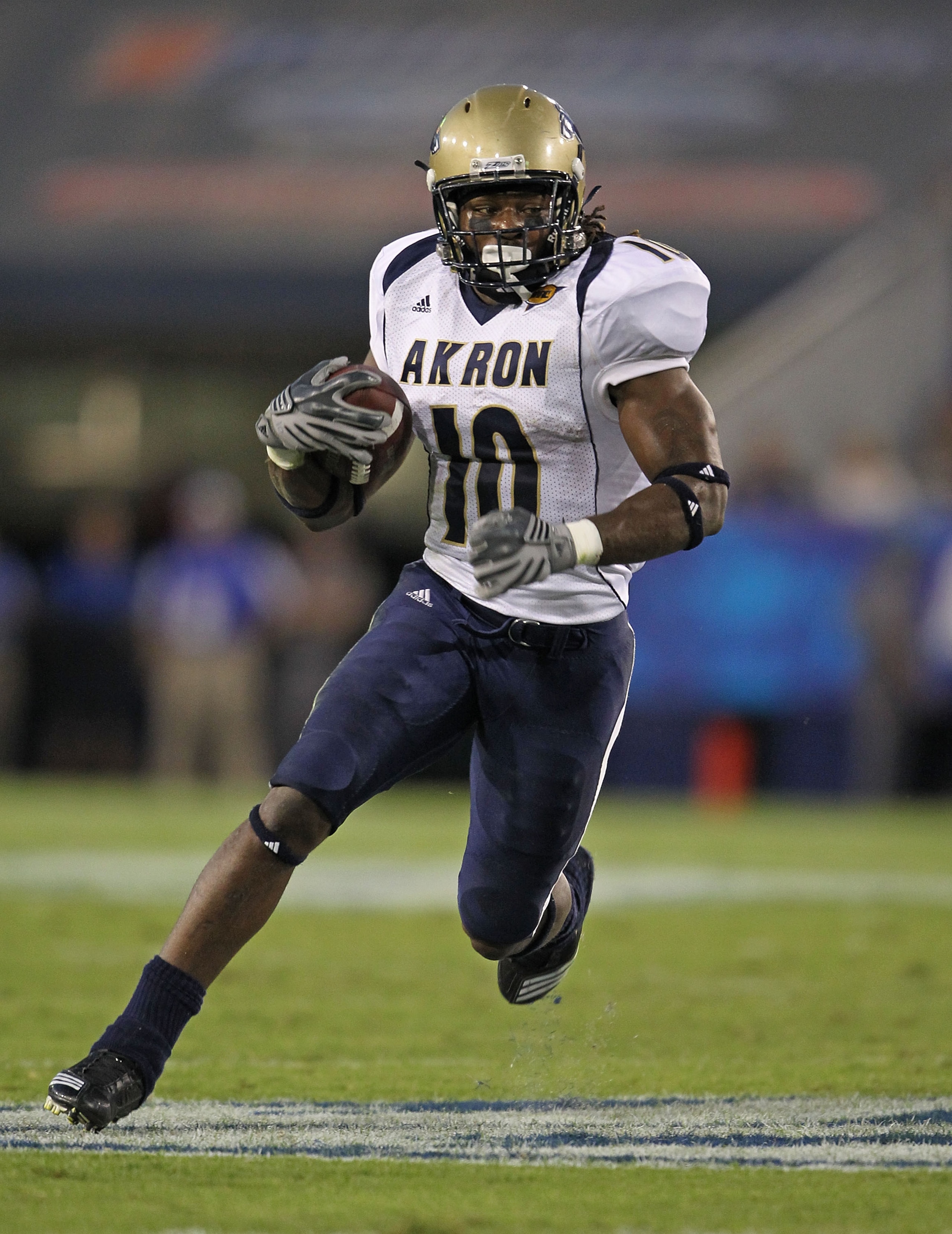 LEXINGTON, KY - SEPTEMBER 18:  Alex Allen #10 of the Akron Zips runs with the ball during the game against the Kentucky Wildcats at Commonwealth Stadium on September 18, 2010 in Lexington, Kentucky.  (Photo by Andy Lyons/Getty Images)