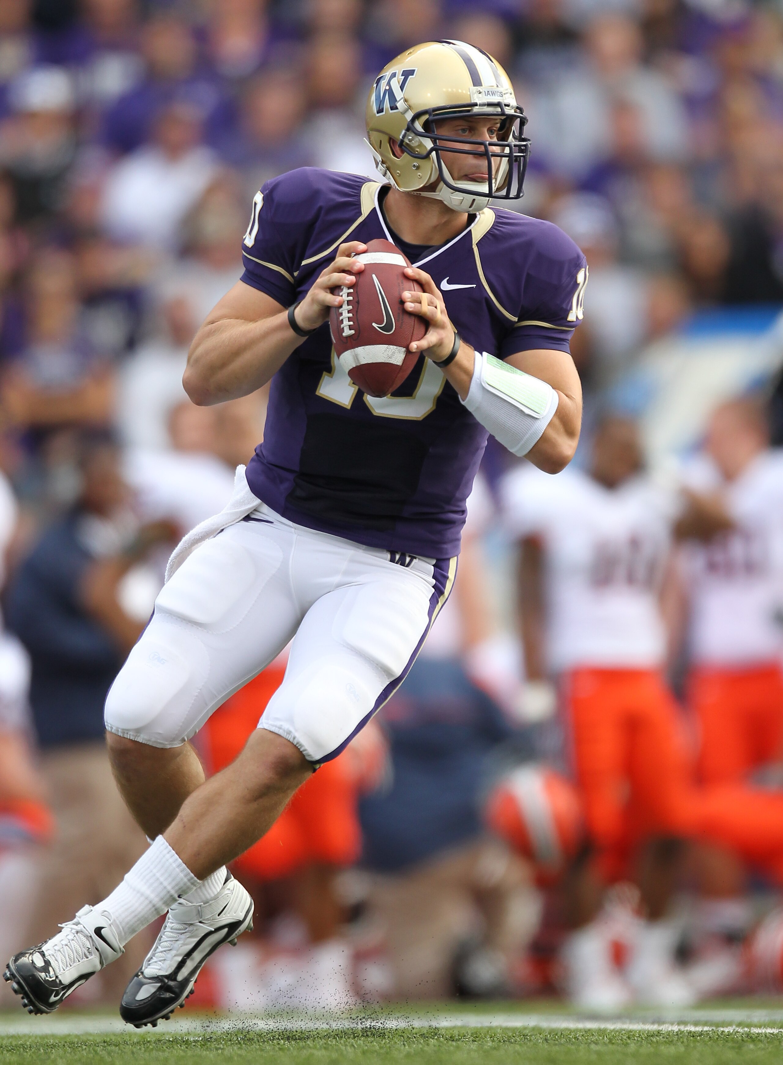 SEATTLE - SEPTEMBER 11:  Quarterback Jake Locker #10 of the Washington Huskies looks down field against the Syracuse Orange on September 11, 2010 at Husky Stadium in Seattle, Washington. (Photo by Otto Greule Jr/Getty Images)