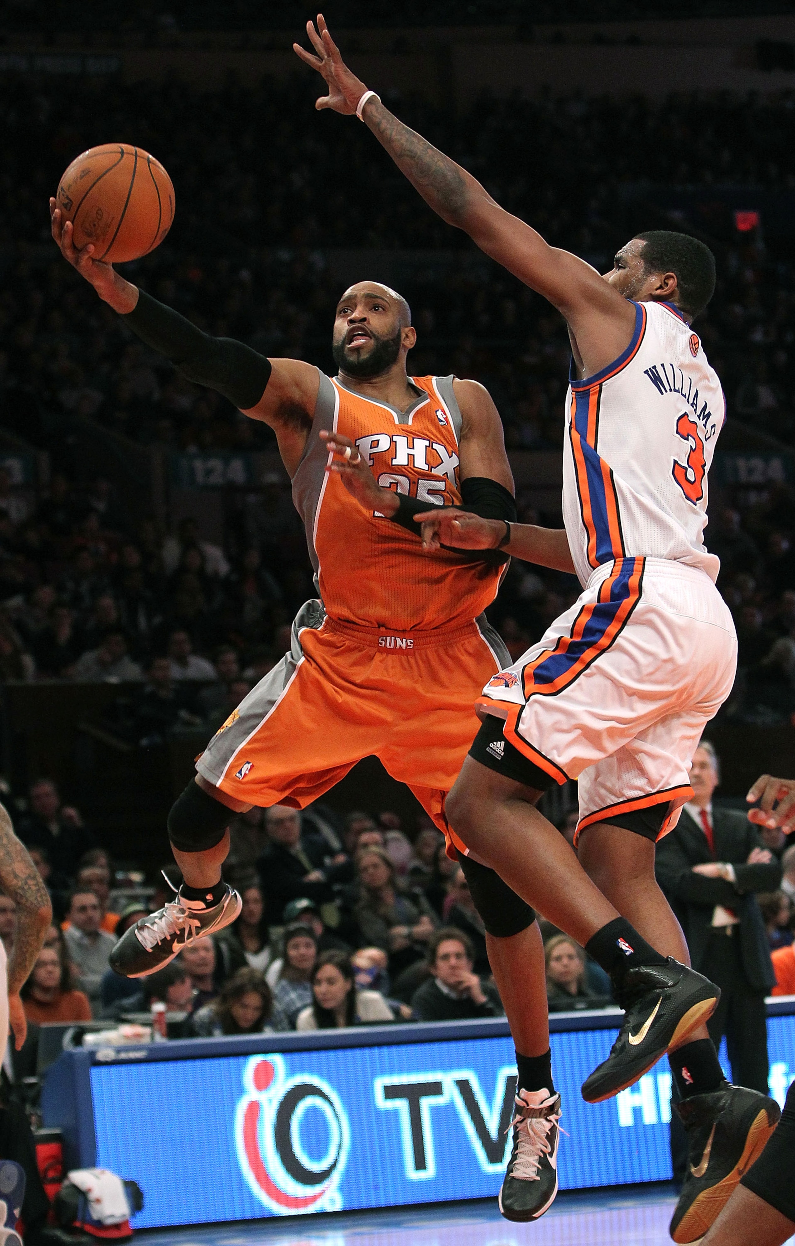 NEW YORK, NY - JANUARY 17: Vince Carter #25 of the Phoenix Suns lays the ball up against Shawne Williams #3 of the New York Knicks at Madison Square Garden on January 17, 2011 in New York City. NOTE TO USER: User expressly acknowledges and agrees that, b NEW YORK, NY - JANUARY 17: Vince Carter #25 of the Phoenix Suns lays the ball up against Shawne Williams #3 of the New York Knicks at Madison Square Garden on January 17, 2011 in New York City. NOTE TO USER: User expressly acknowledges and agrees that, b